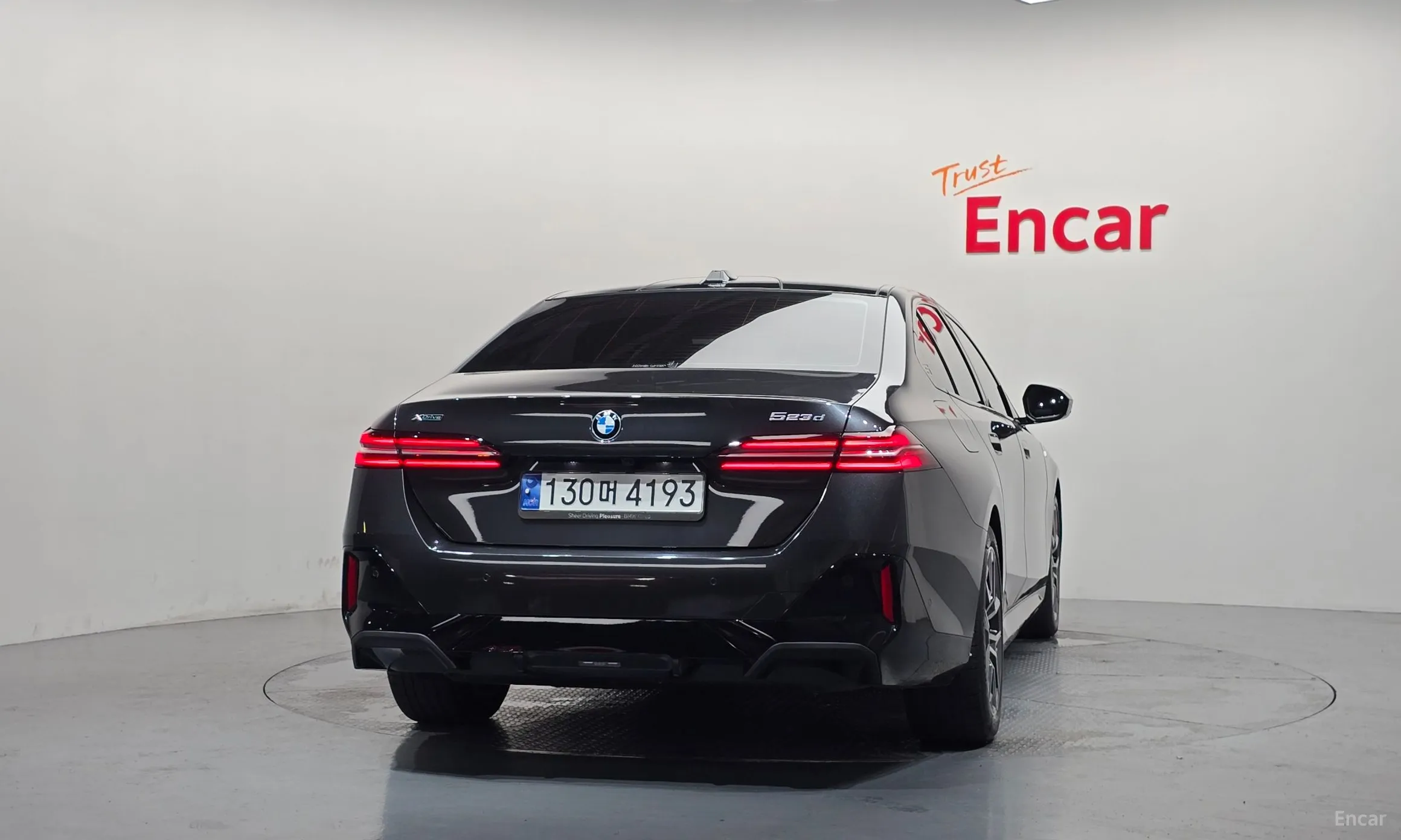 BMW 5 Series (G60) превью 4