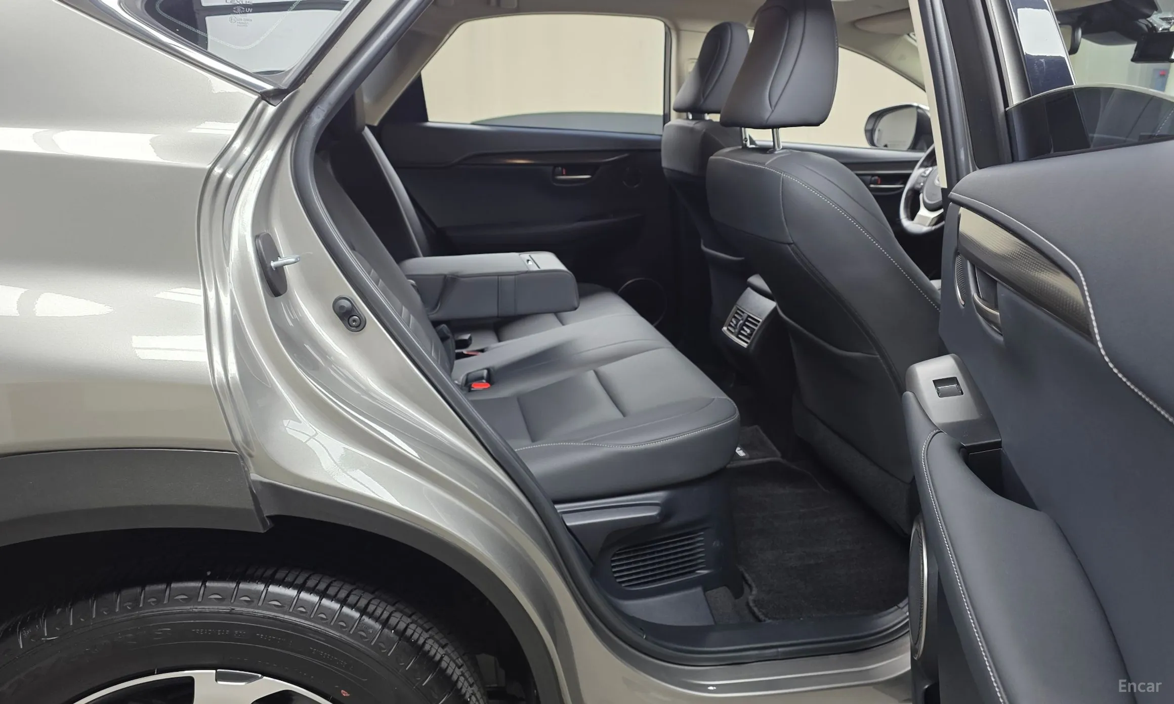Lexus NX300h превью 11