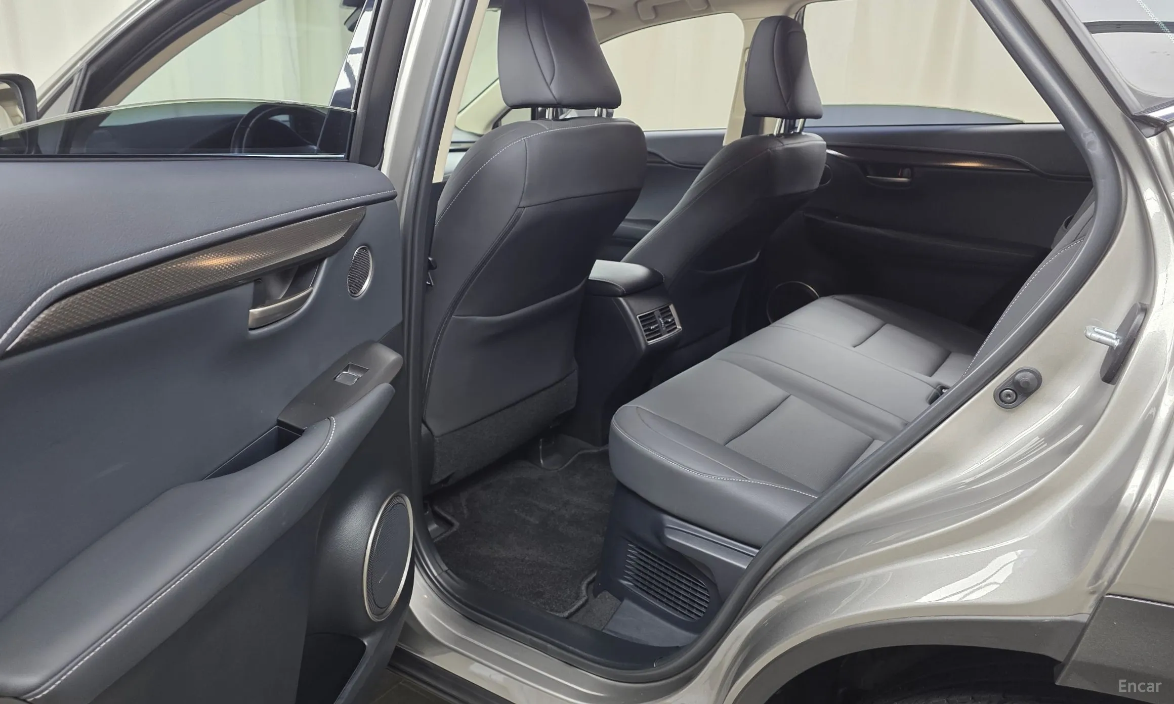 Lexus NX300h превью 12