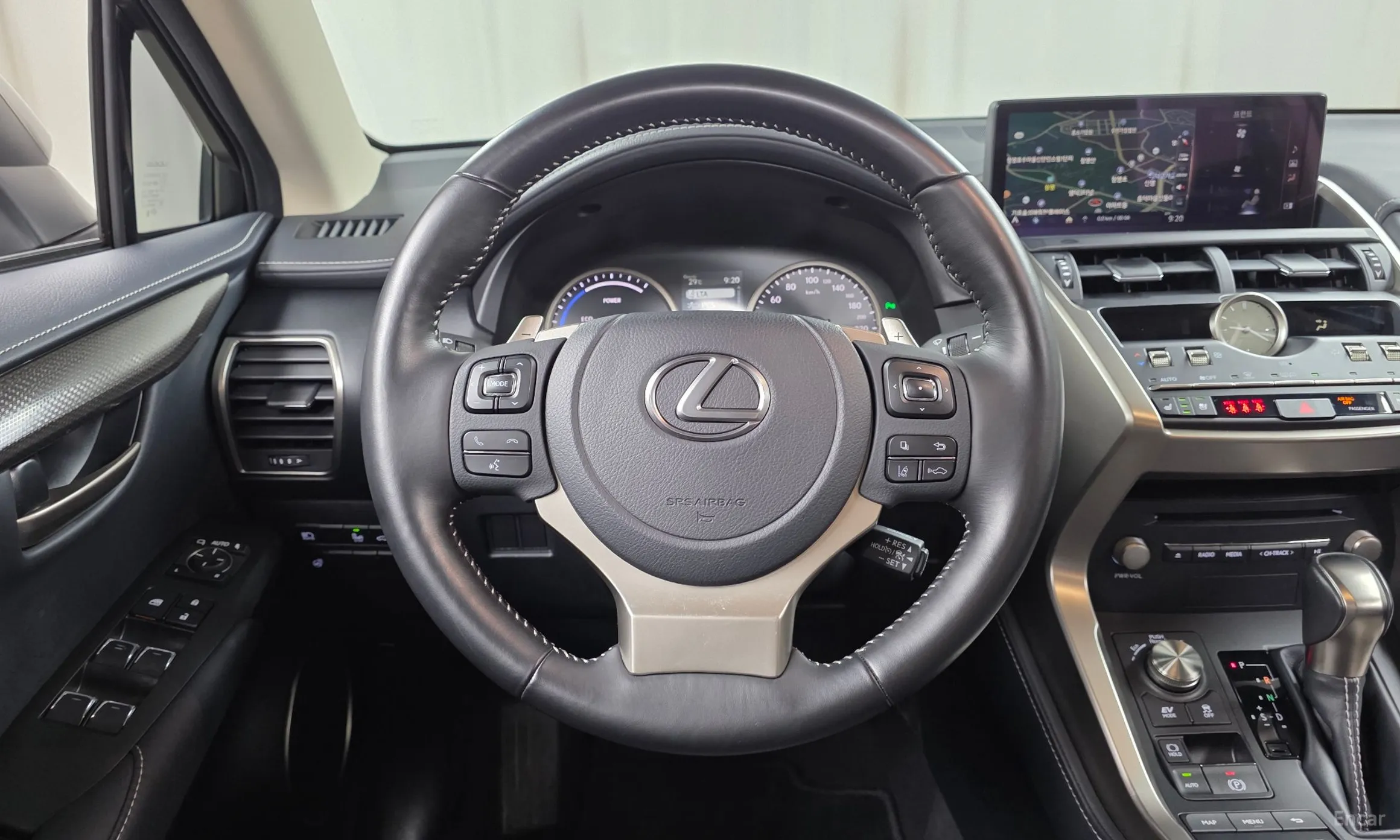 Lexus NX300h превью 14