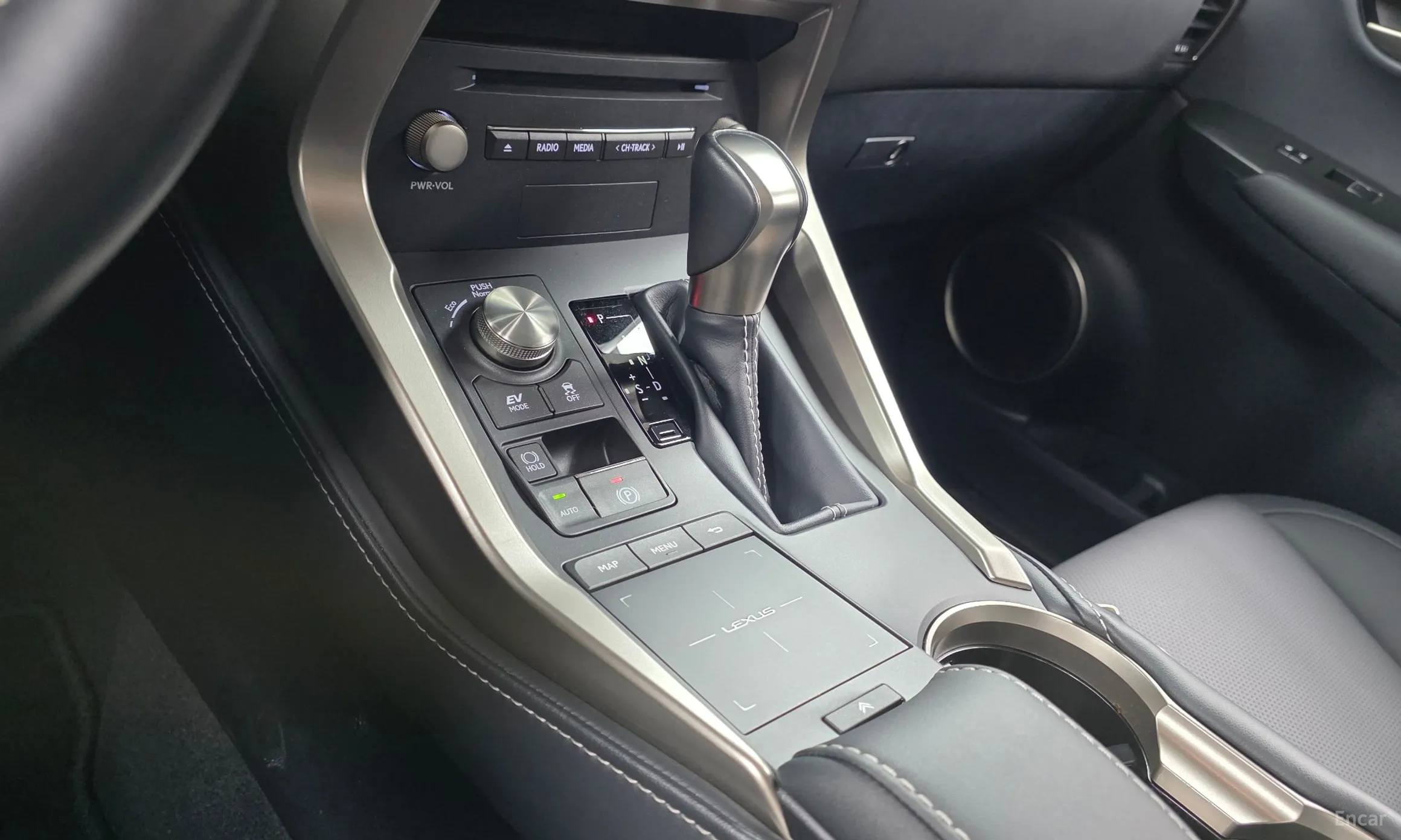 Lexus NX300h превью 9