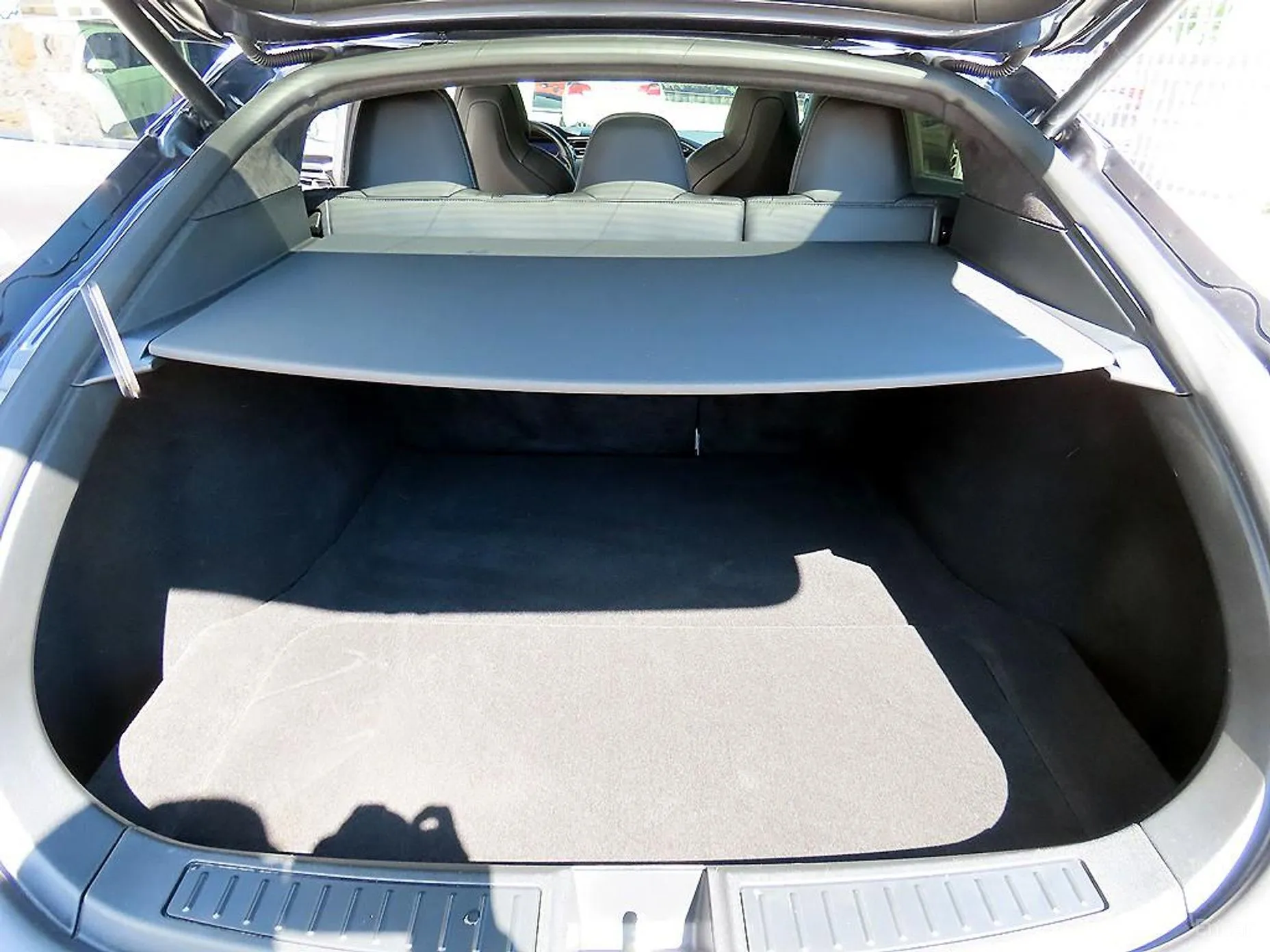 Tesla Model S превью 17