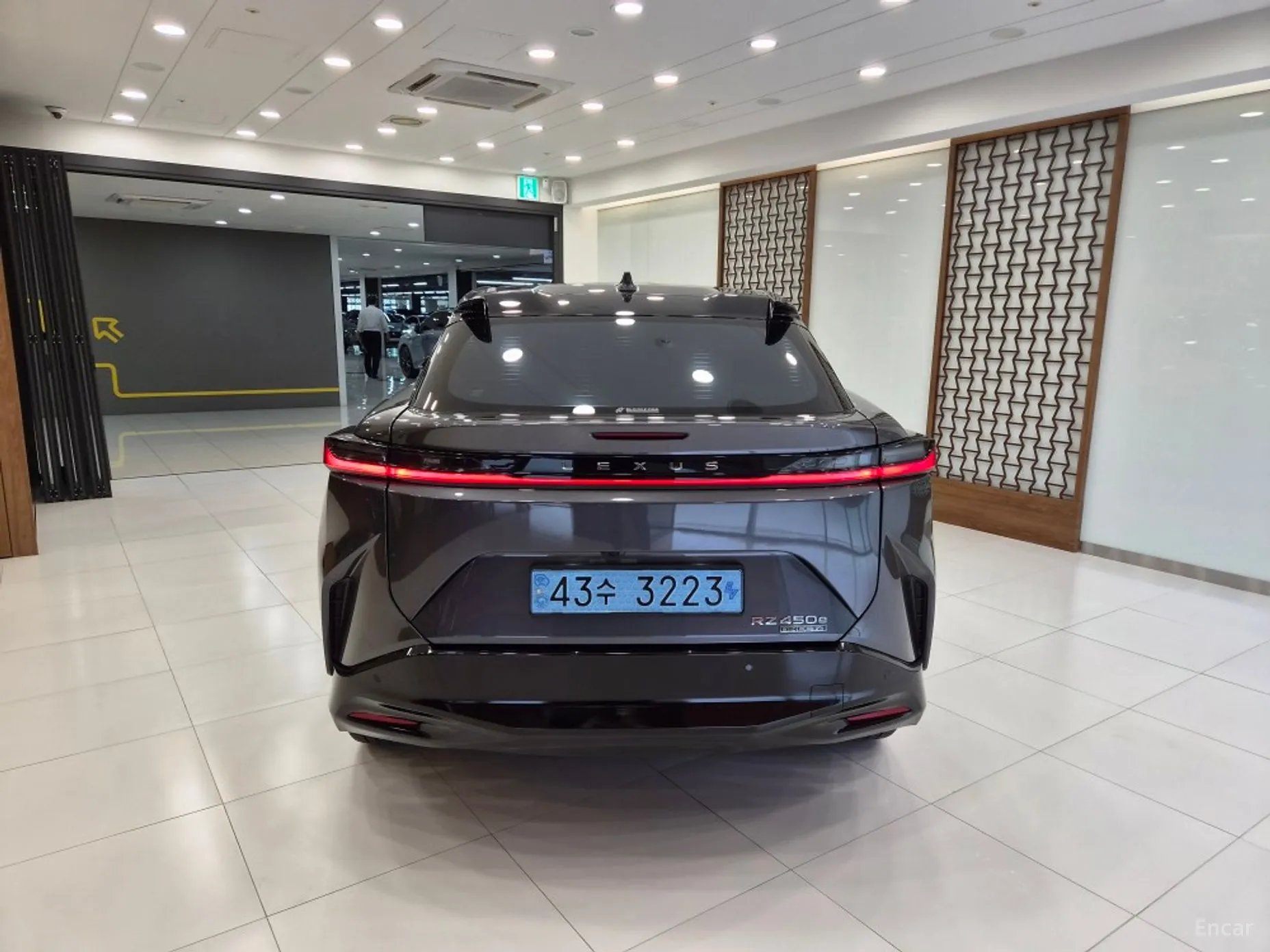 Lexus RZ450e превью 4