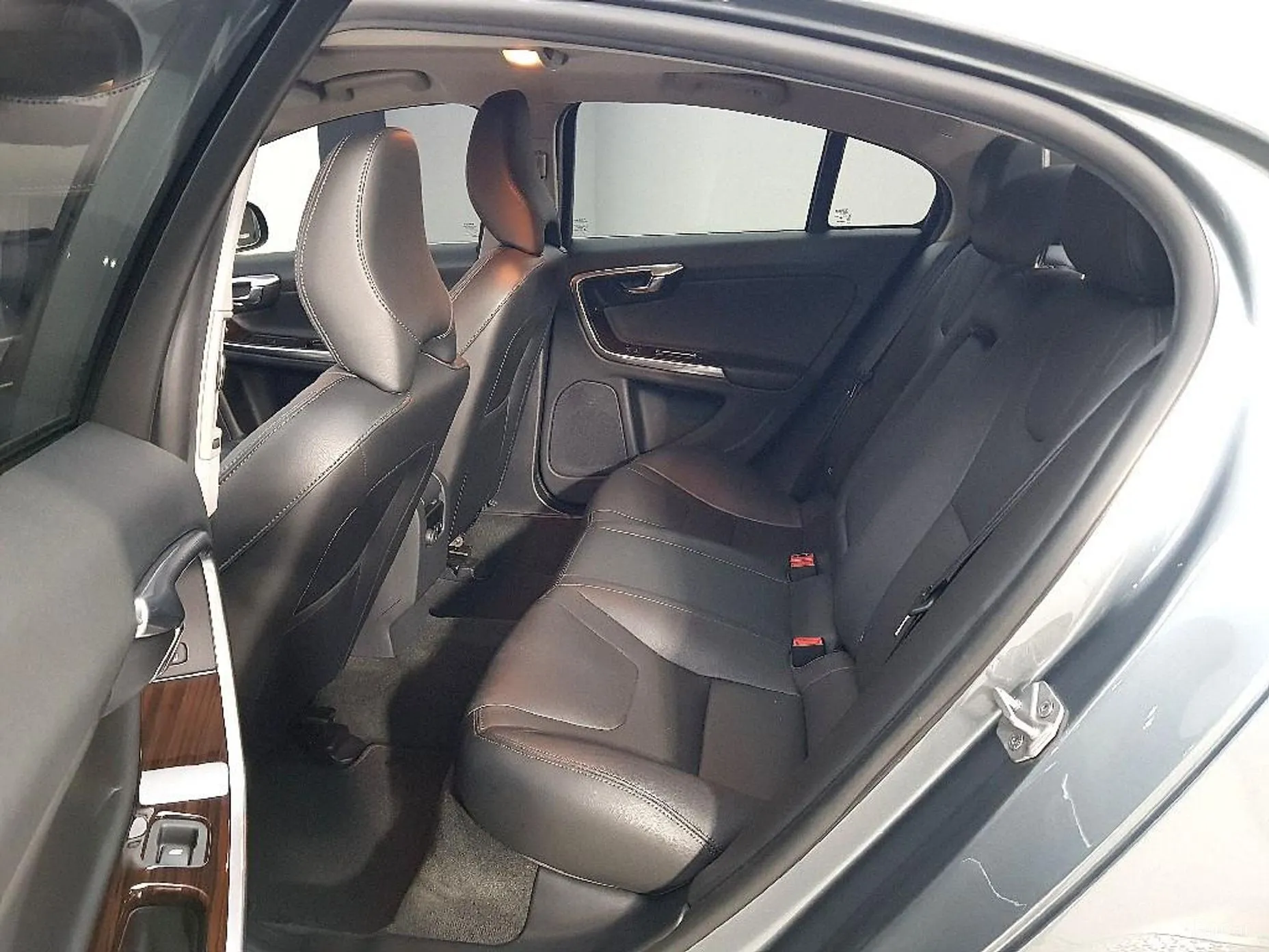Volvo S60 превью 8