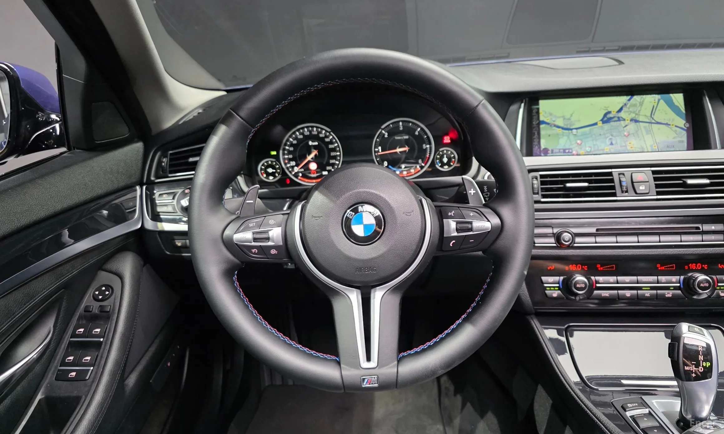BMW 5 Series (F10) превью 13