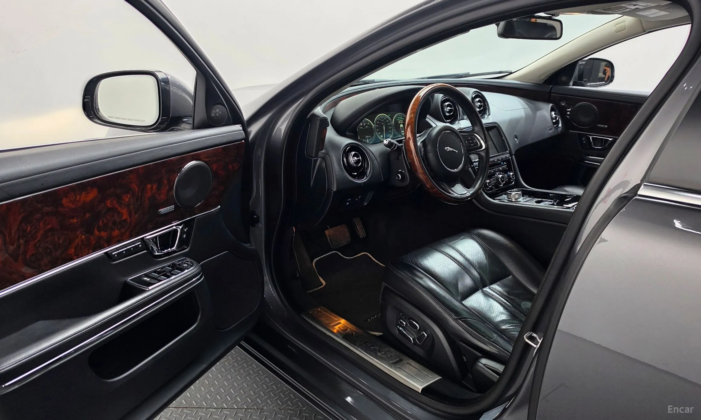 Jaguar All New XJ превью 10