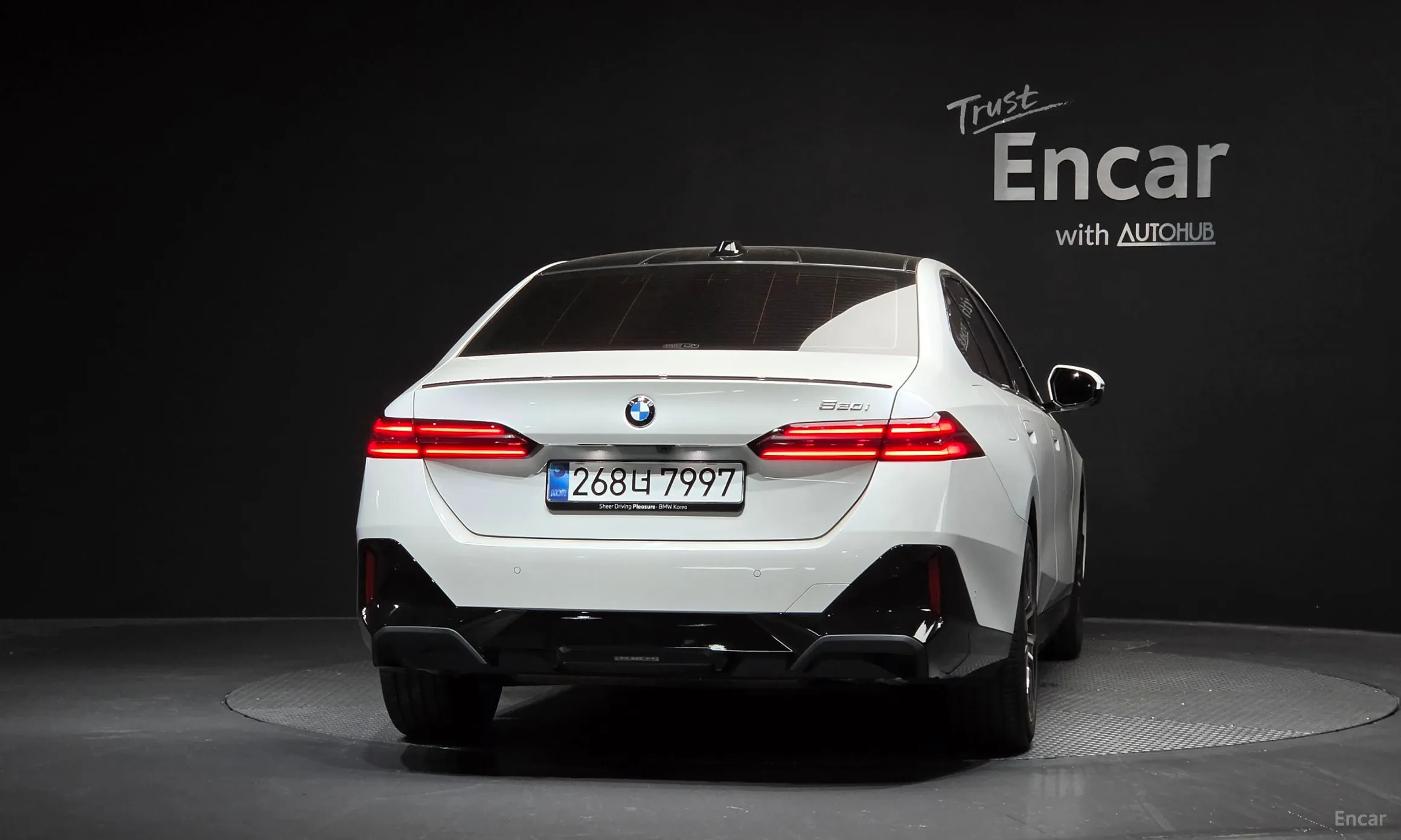 BMW 5 Series (G60) превью 4