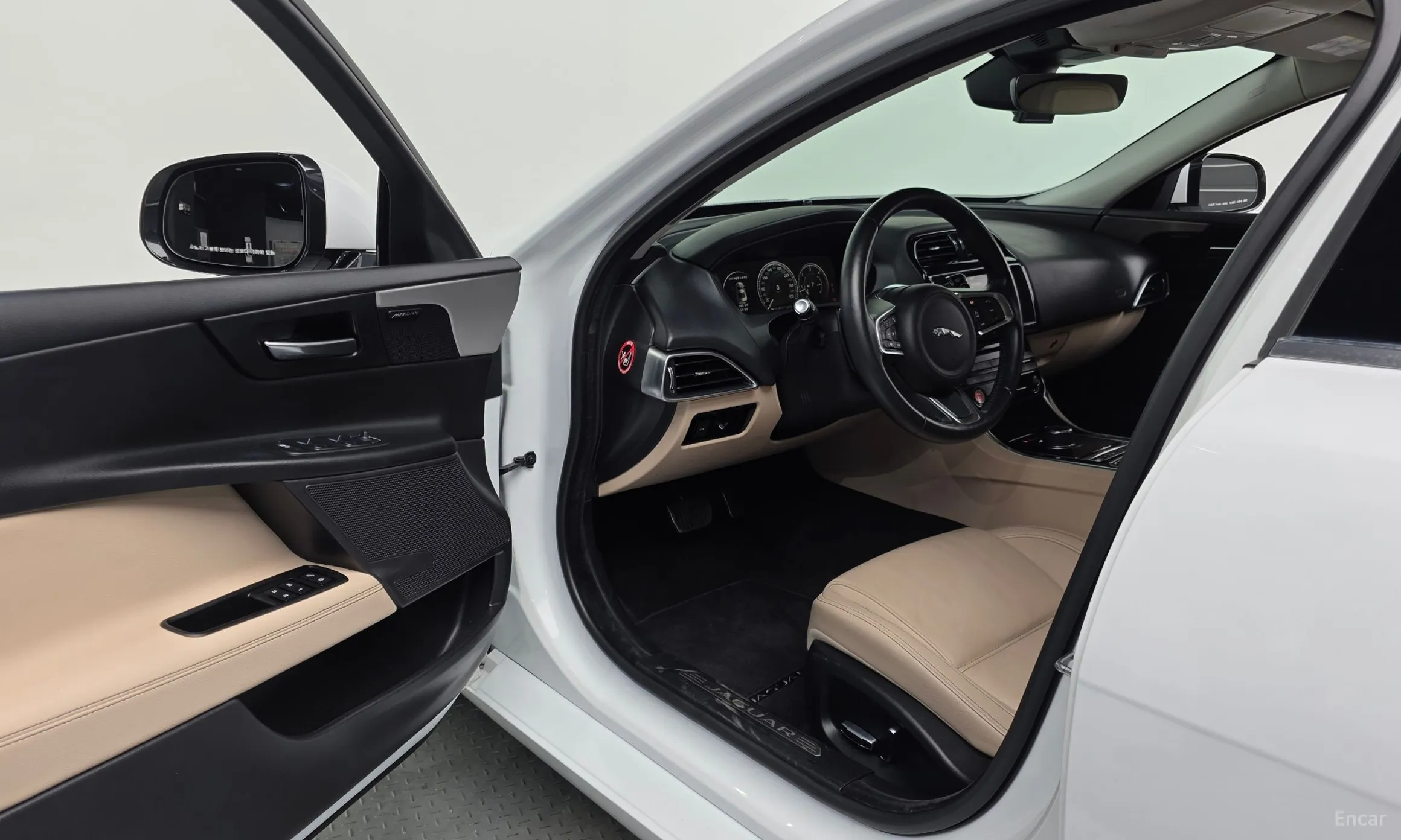 Jaguar XE превью 10