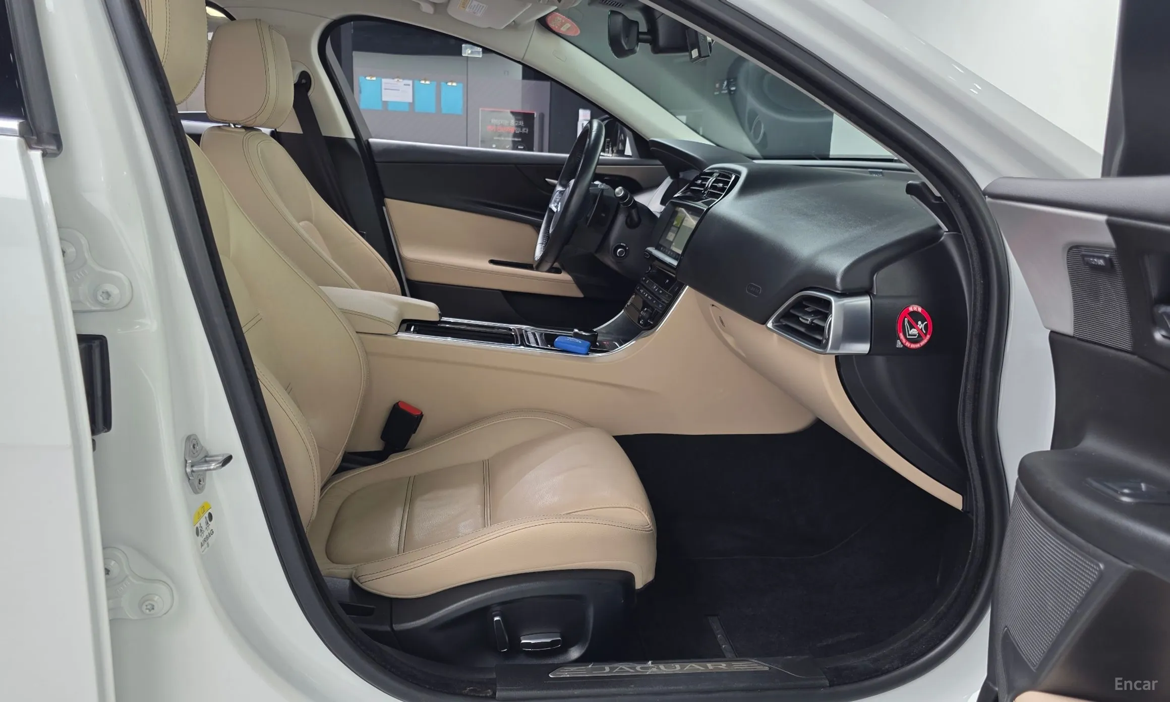 Jaguar XE превью 11