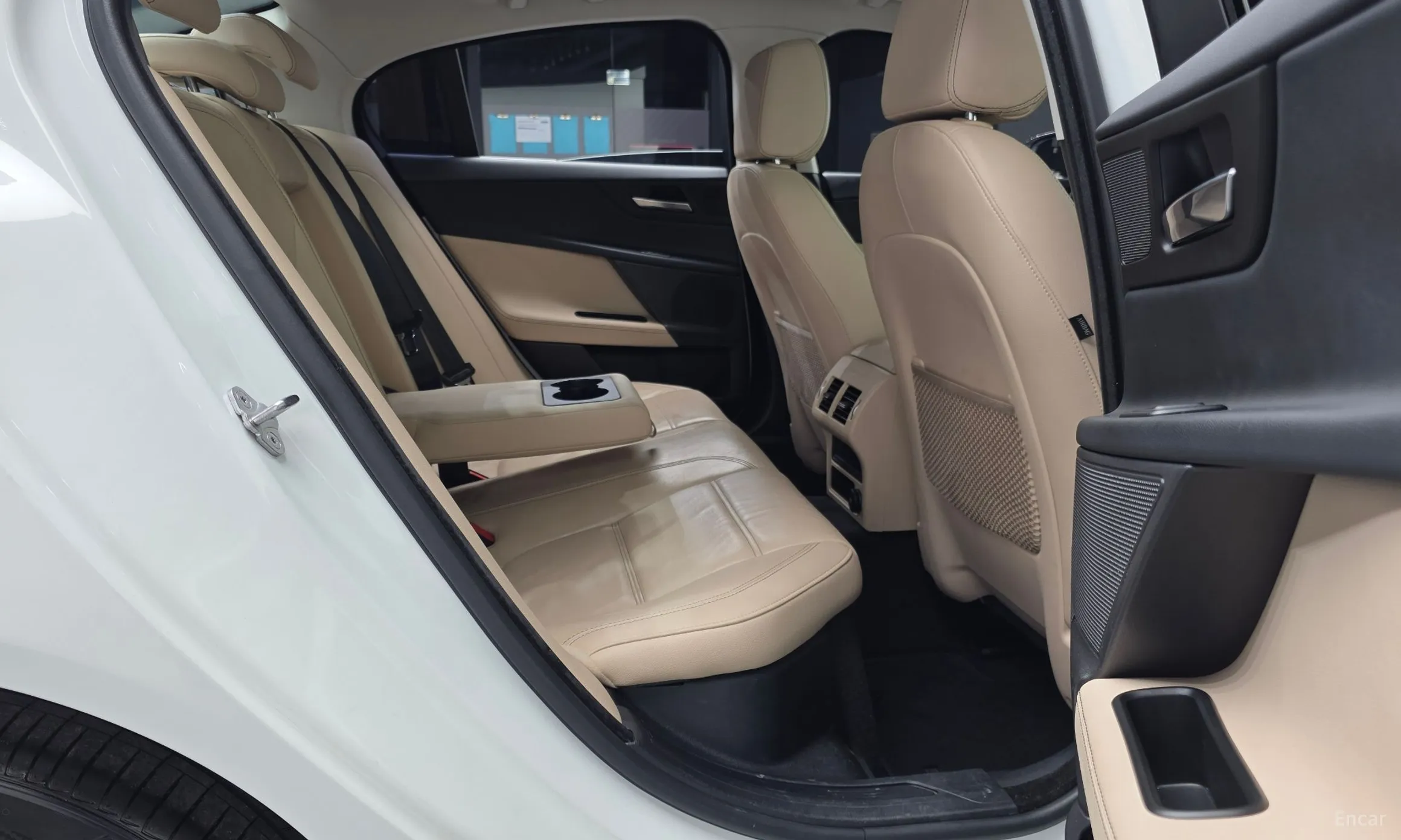 Jaguar XE превью 12