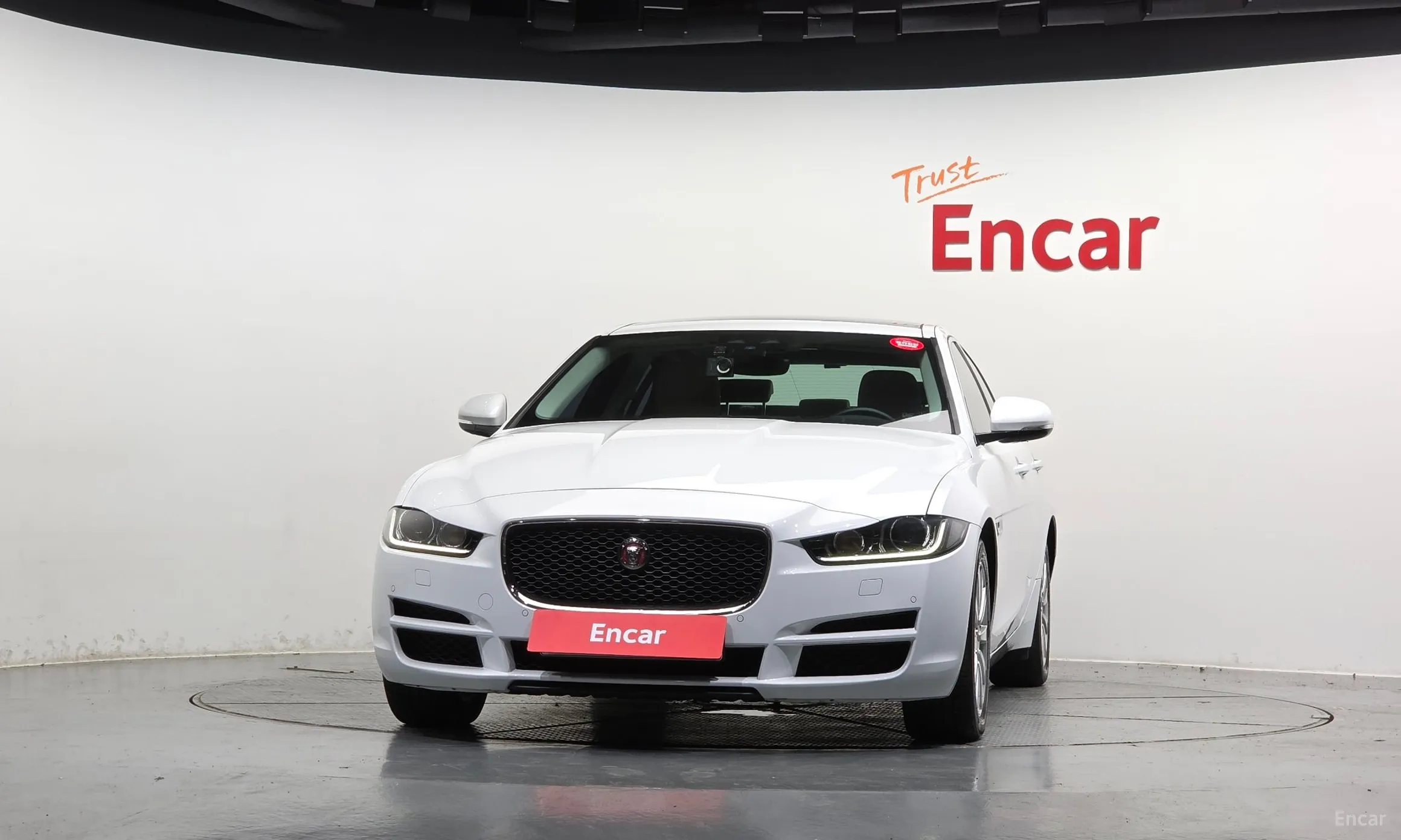 Jaguar XE превью 3