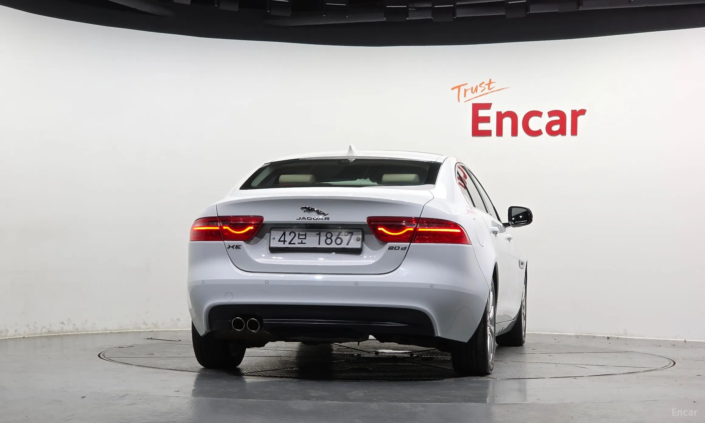 Jaguar XE превью 4