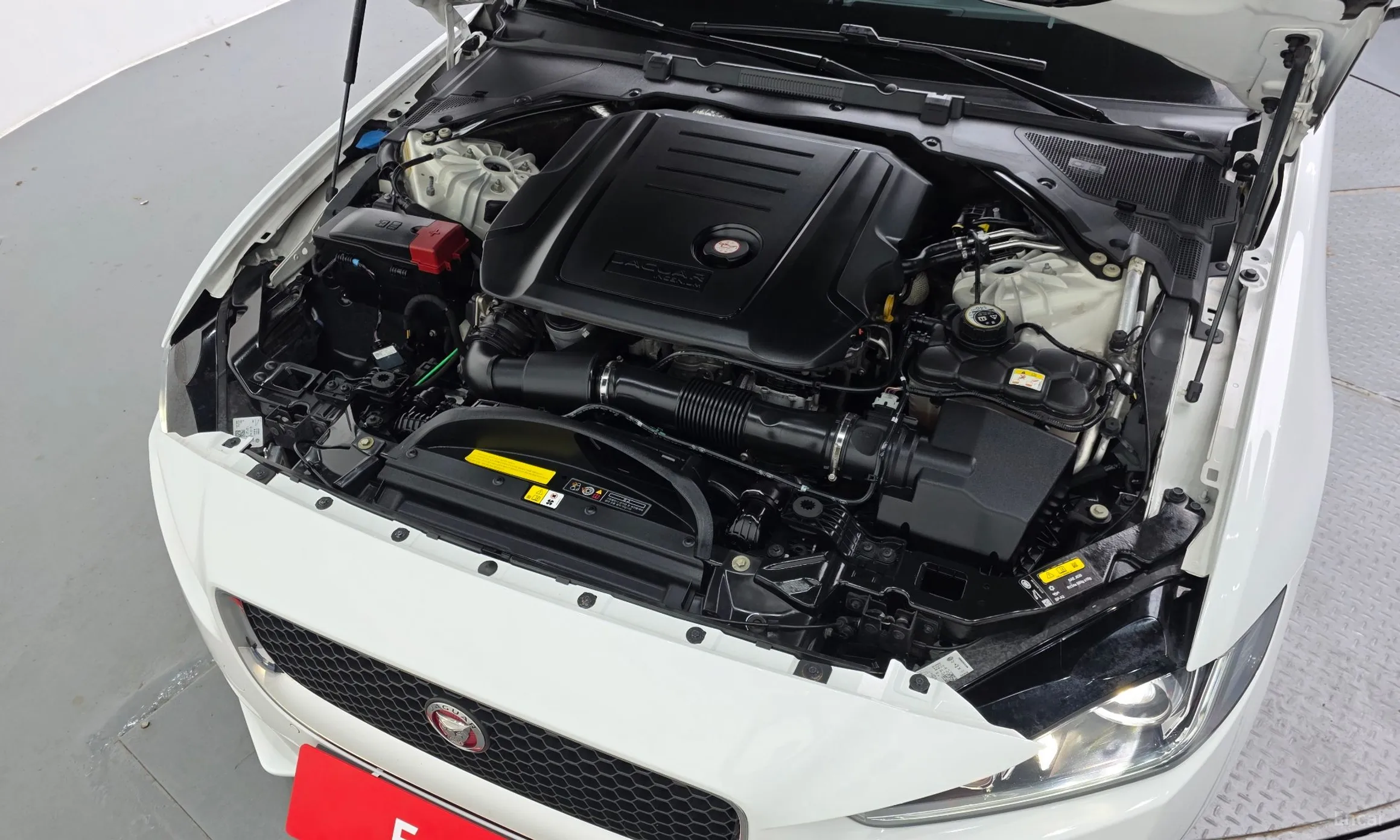 Jaguar XE превью 6