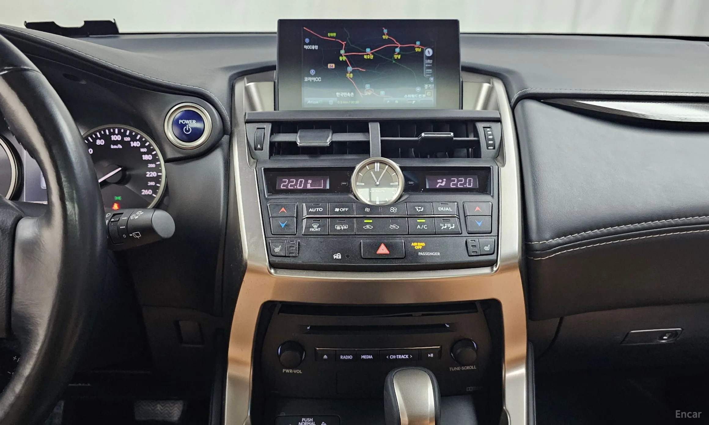 Lexus NX300h превью 12