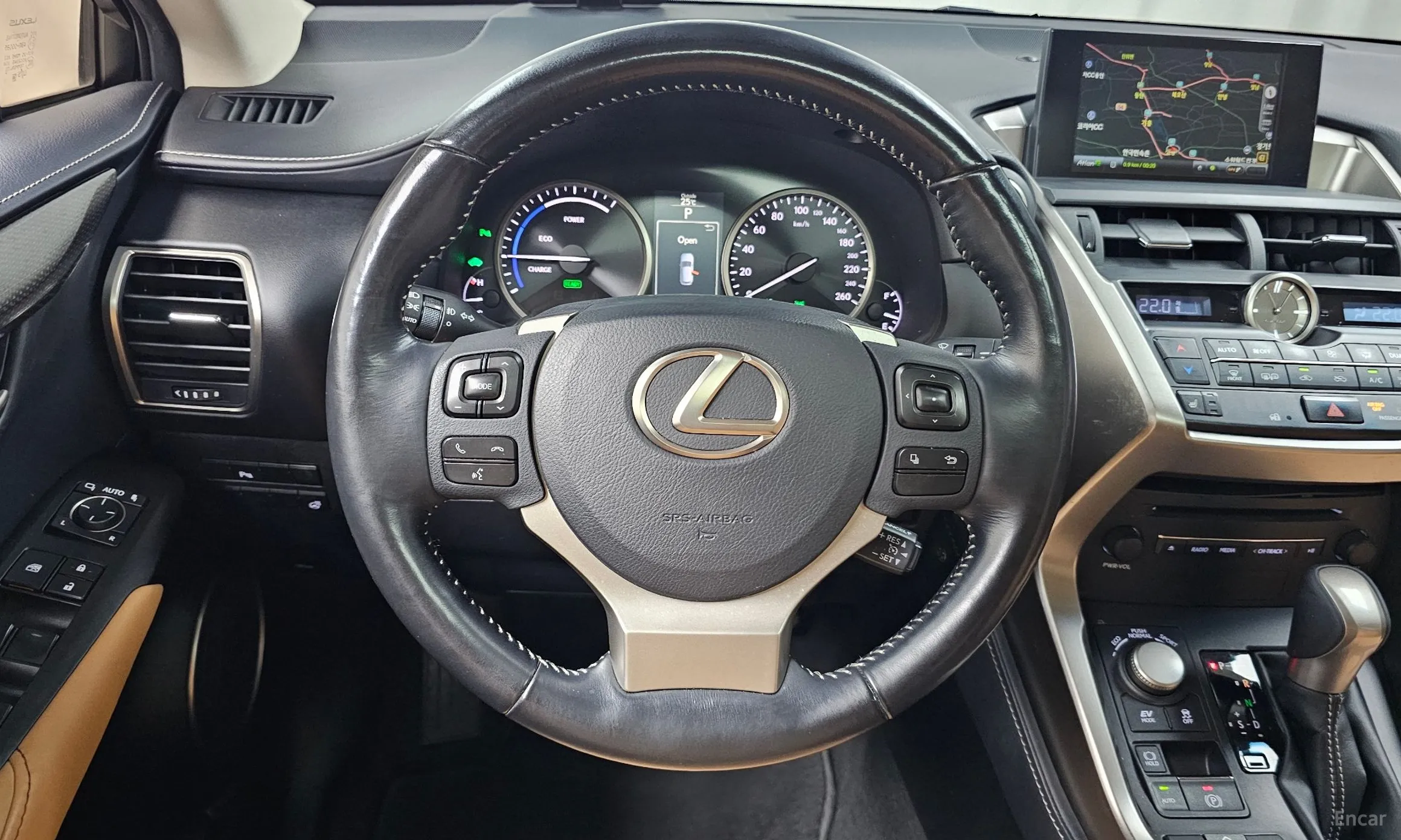 Lexus NX300h превью 13