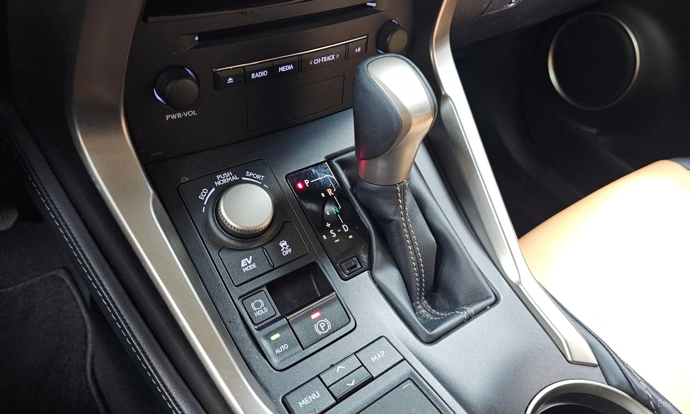 Lexus NX300h превью 9