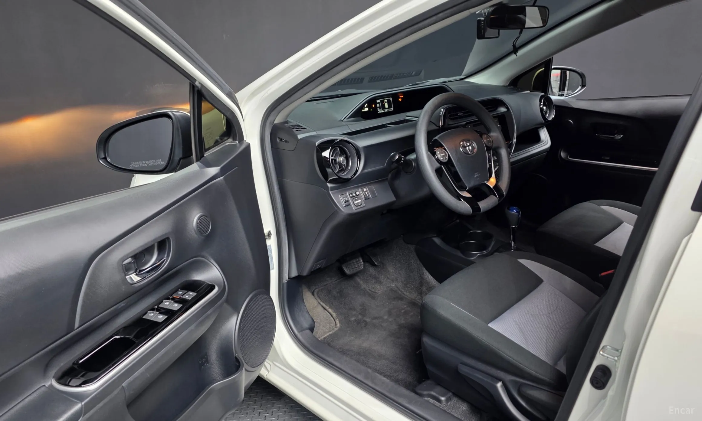 Toyota Prius C превью 10