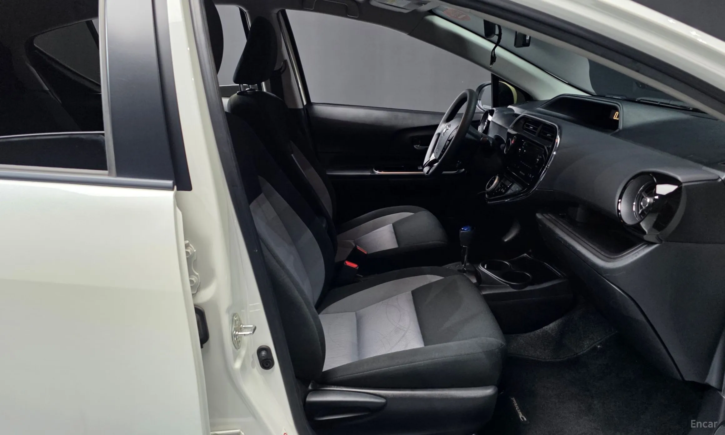 Toyota Prius C превью 11