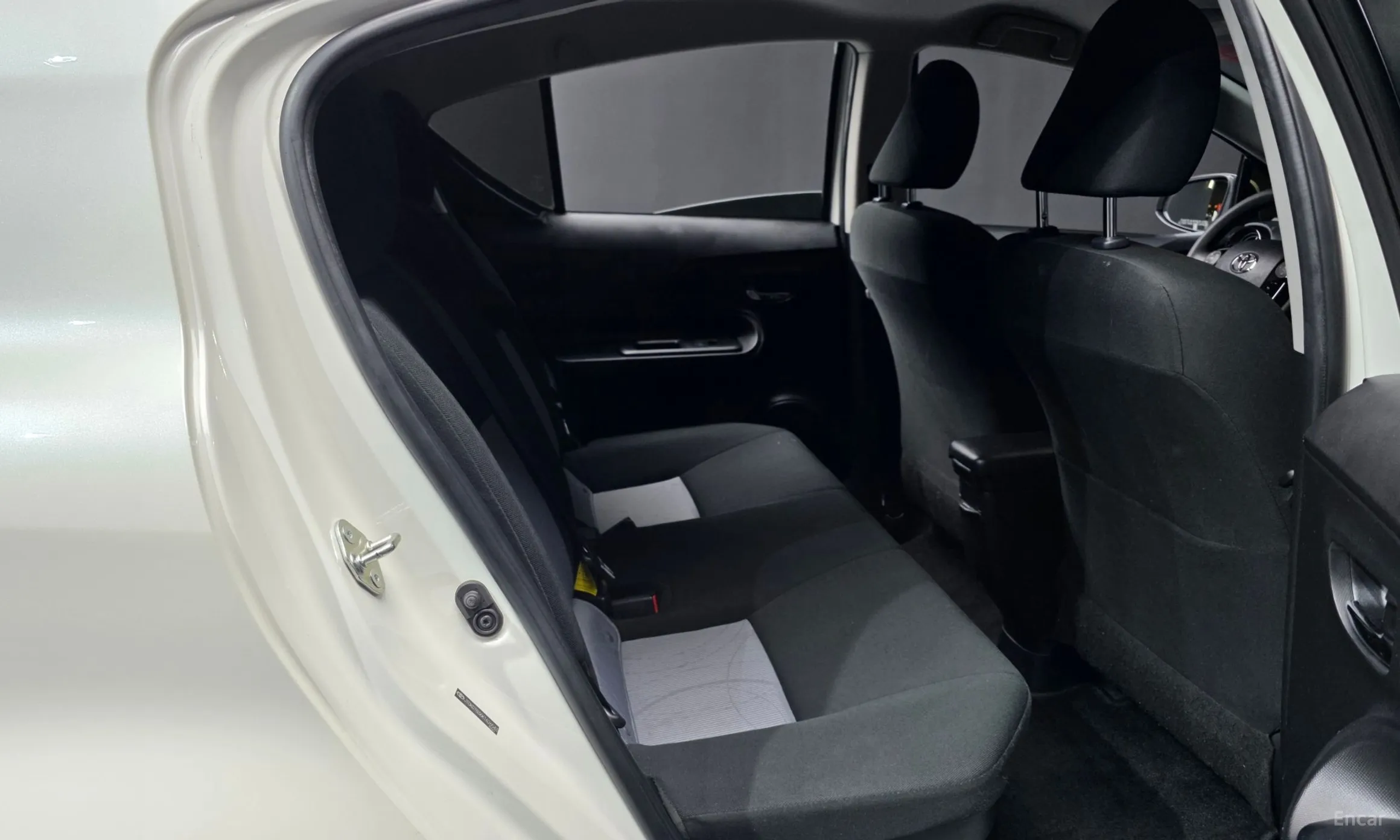 Toyota Prius C превью 12