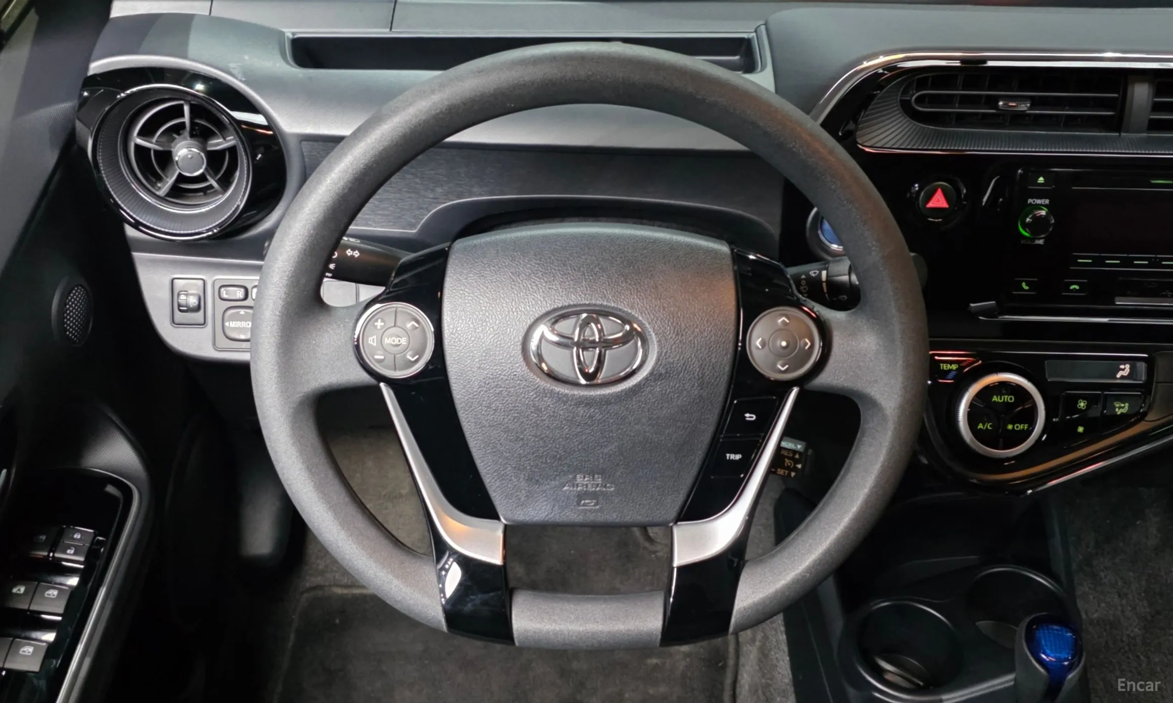 Toyota Prius C превью 13