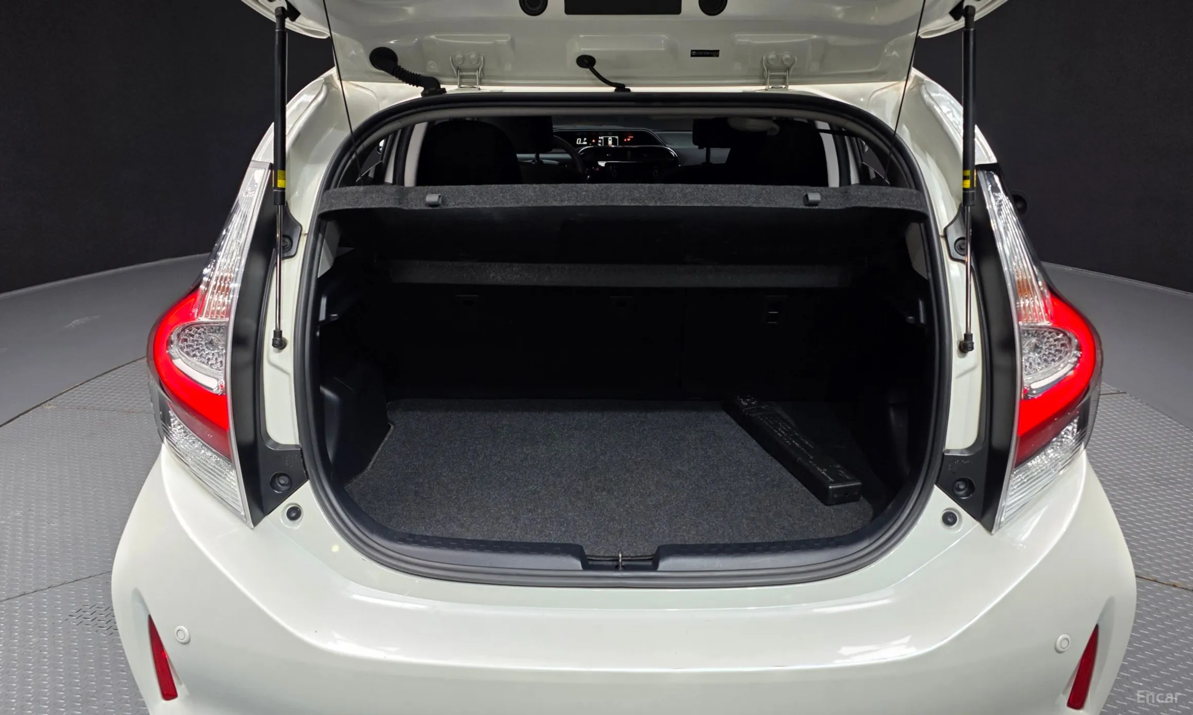 Toyota Prius C превью 20