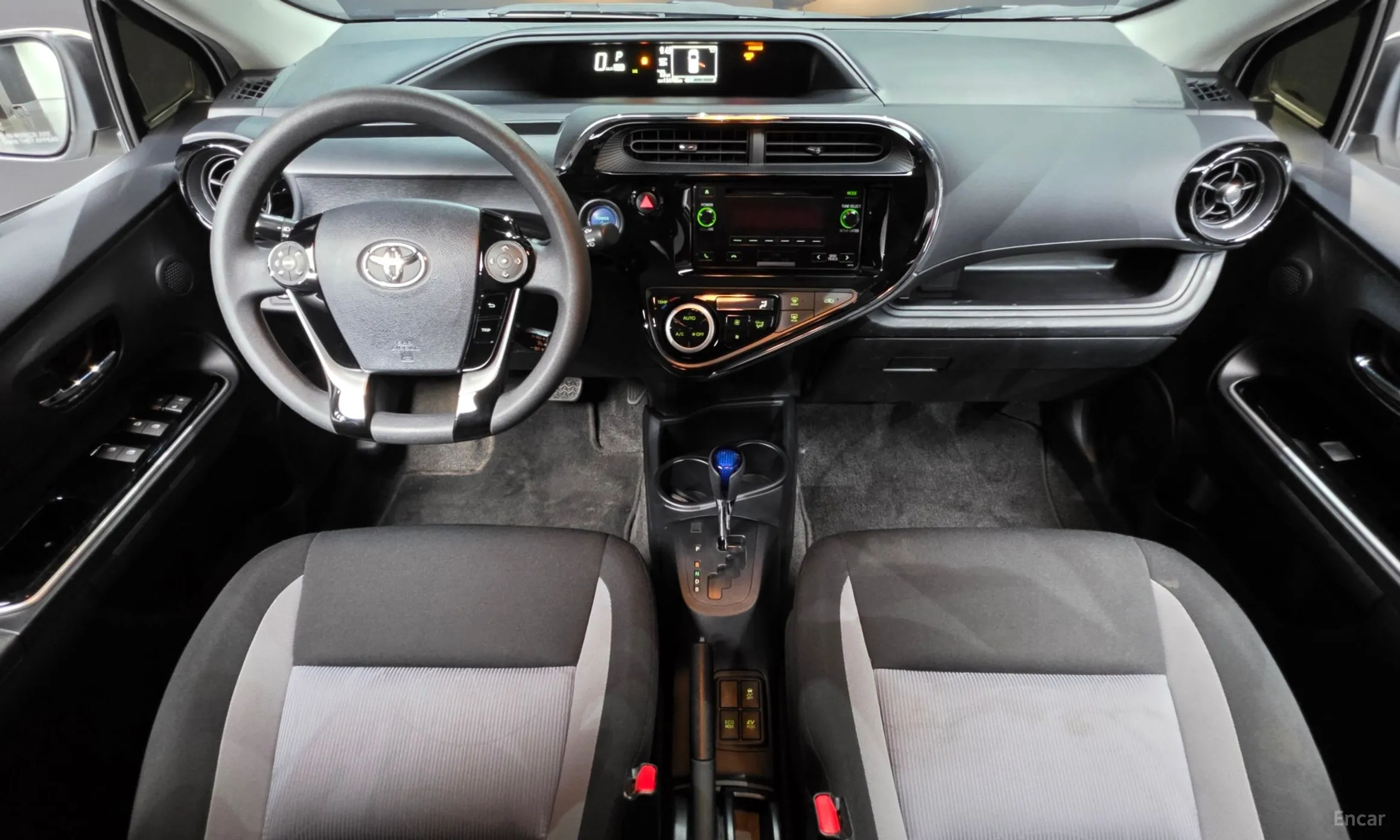 Toyota Prius C превью 7