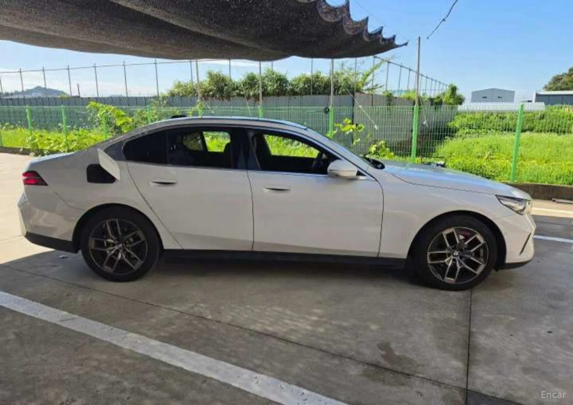 BMW 5 Series (G60) превью 11