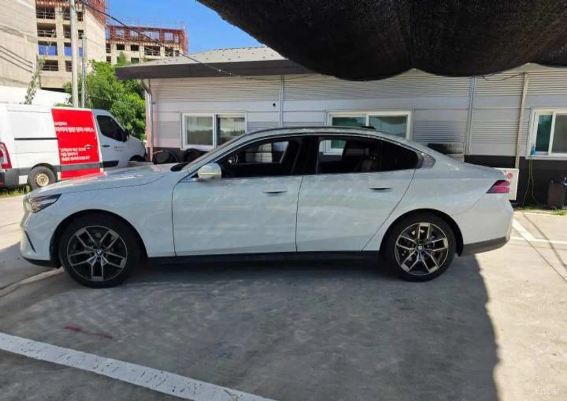 BMW 5 Series (G60) превью 5