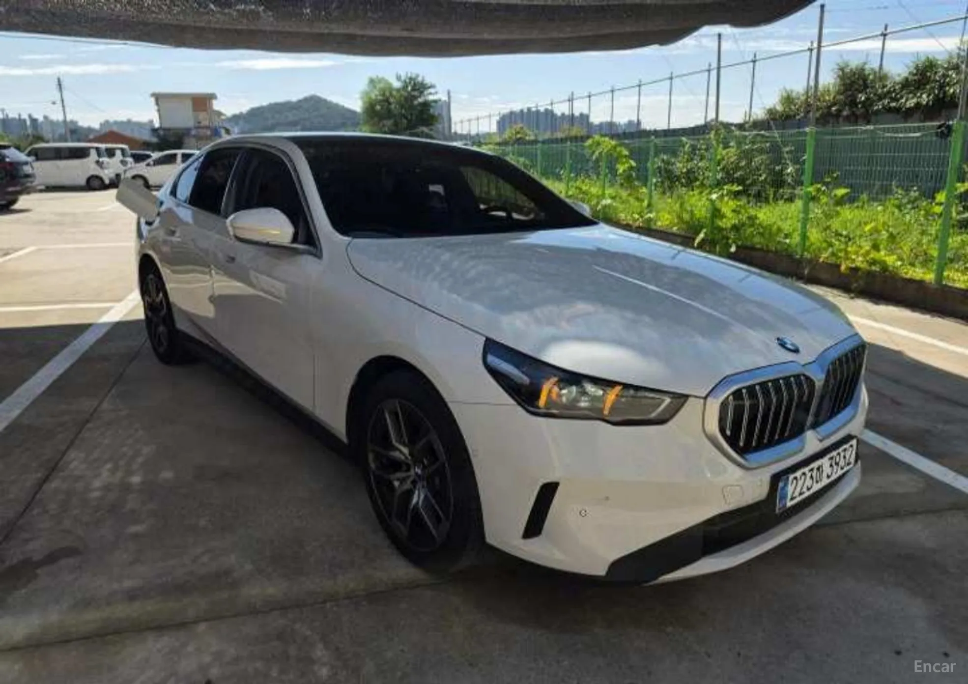 BMW 5 Series (G60) превью 8