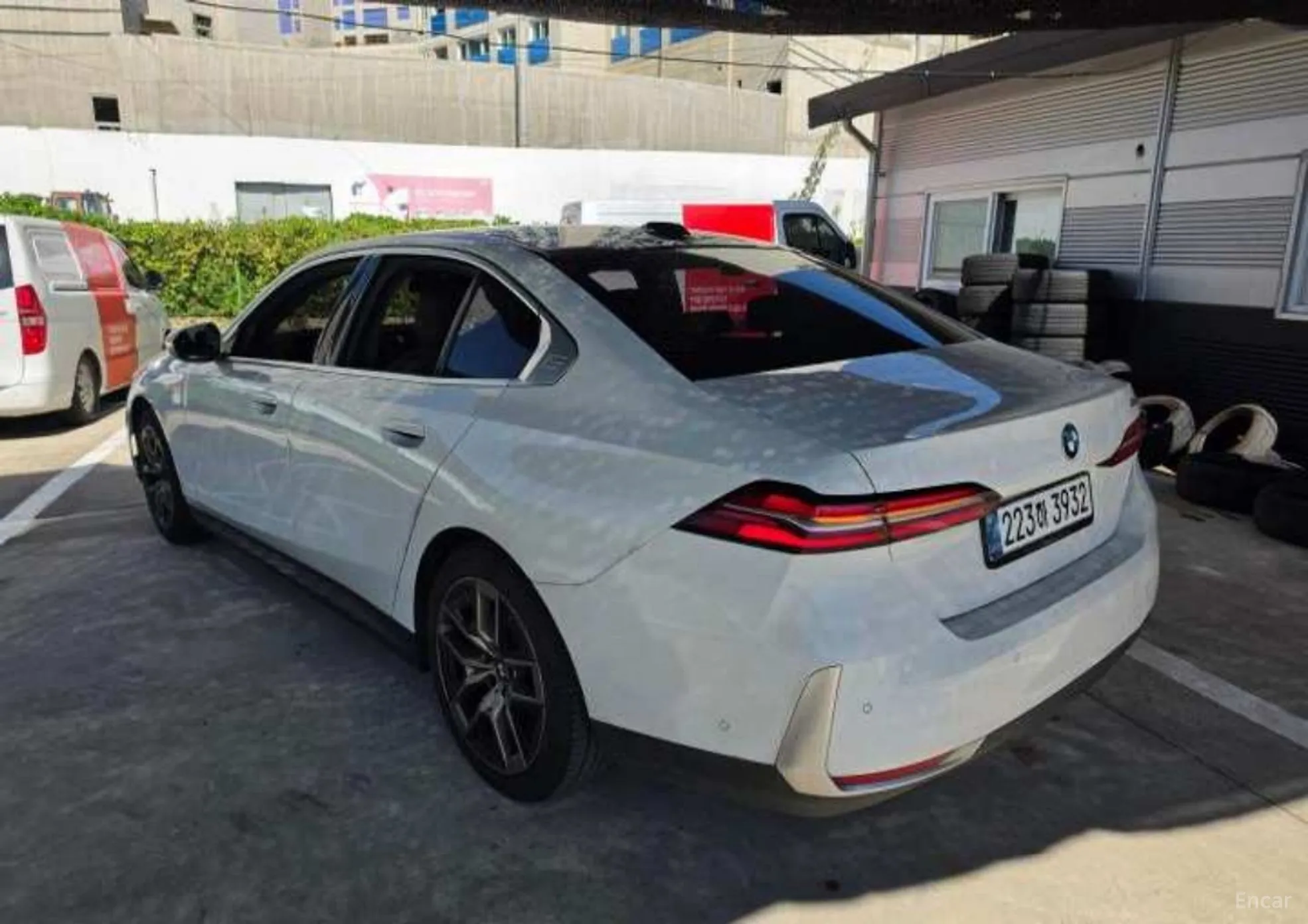 BMW 5 Series (G60) превью 9