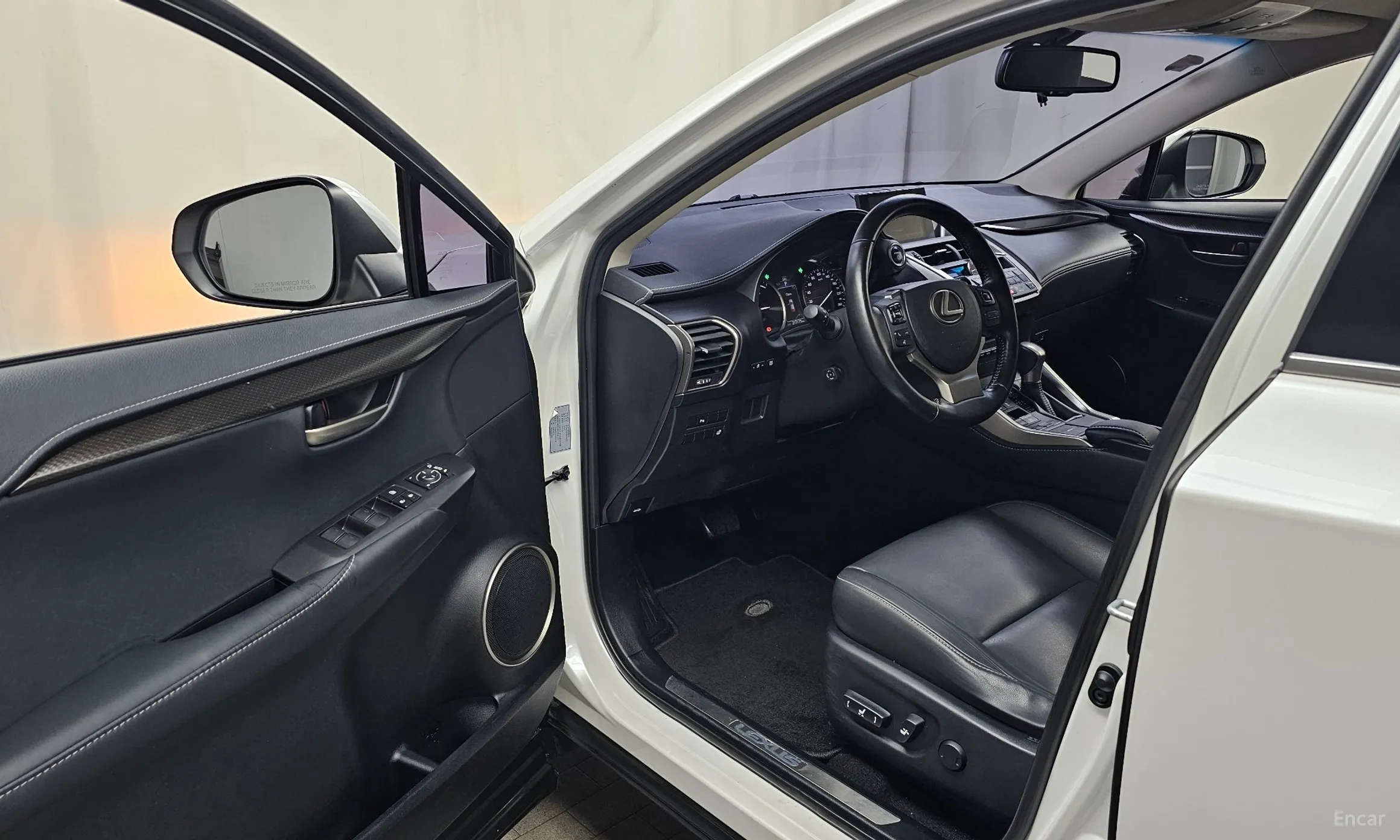 Lexus NX300h превью 10