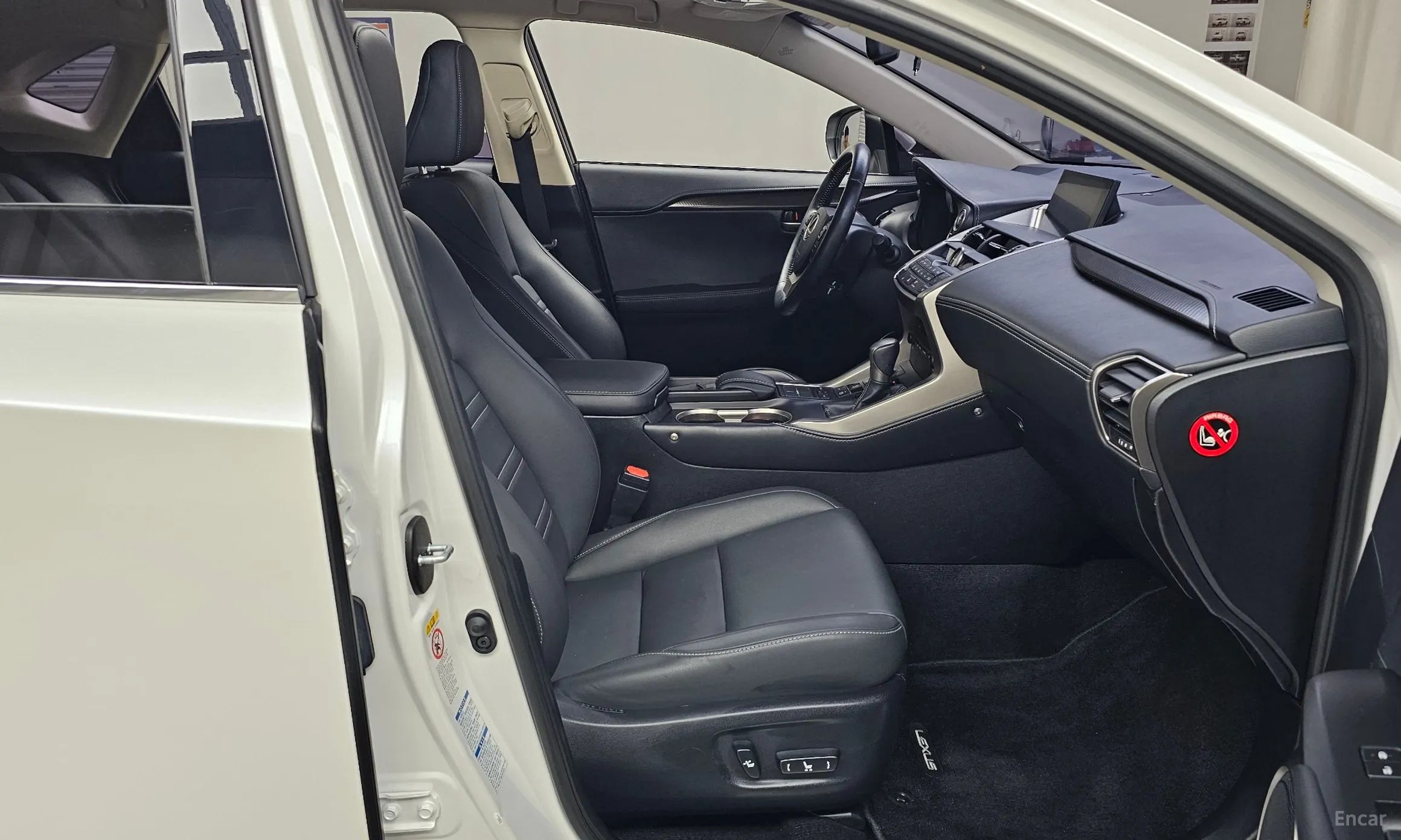 Lexus NX300h превью 11