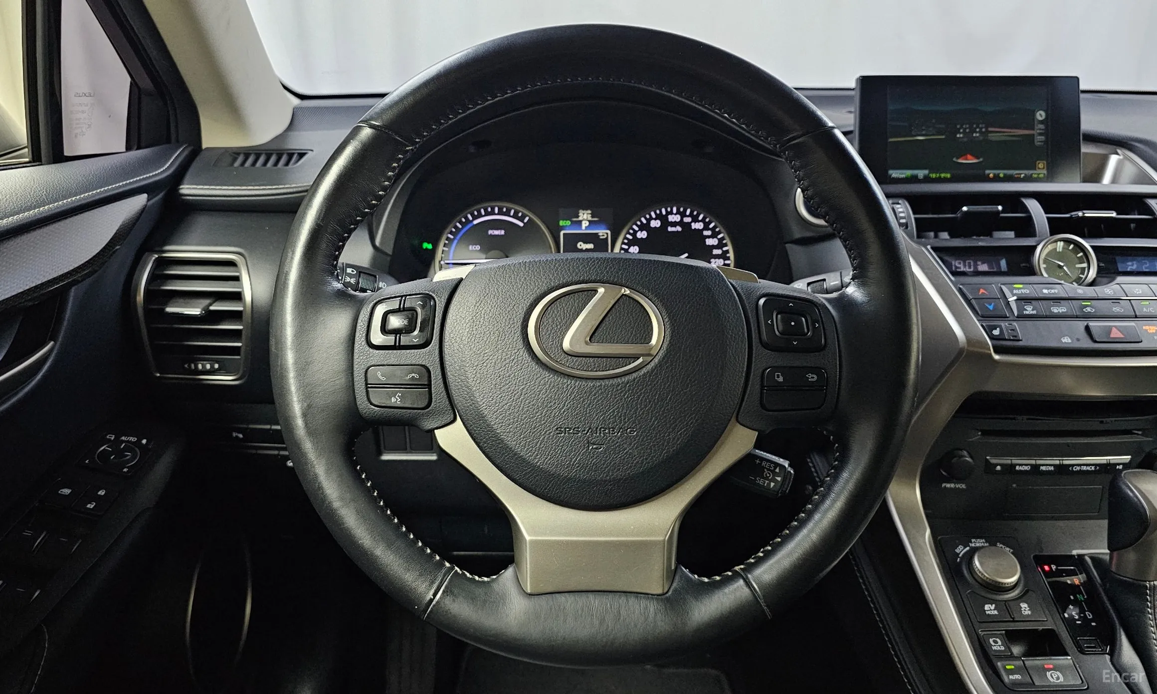 Lexus NX300h превью 13