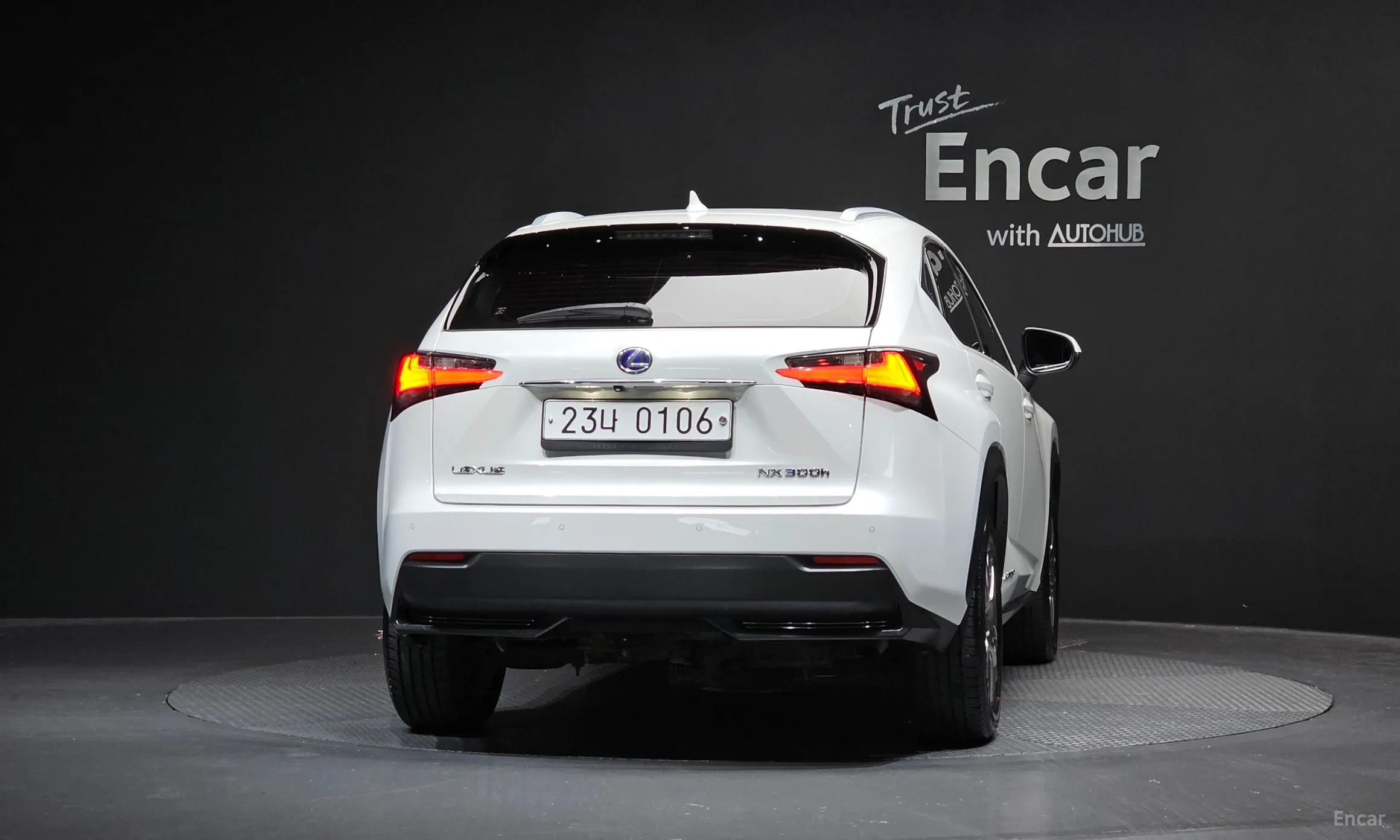 Lexus NX300h превью 4