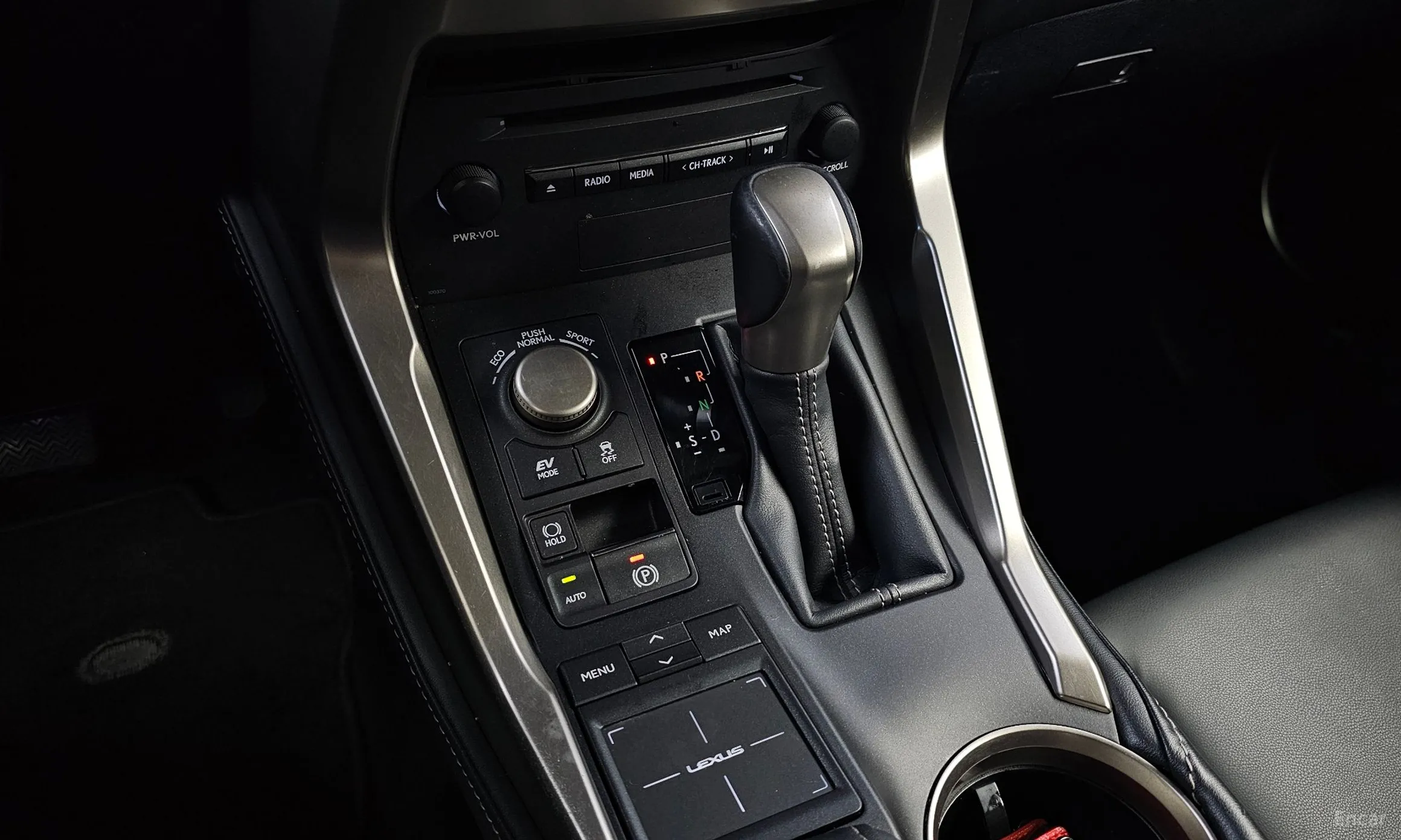 Lexus NX300h превью 9