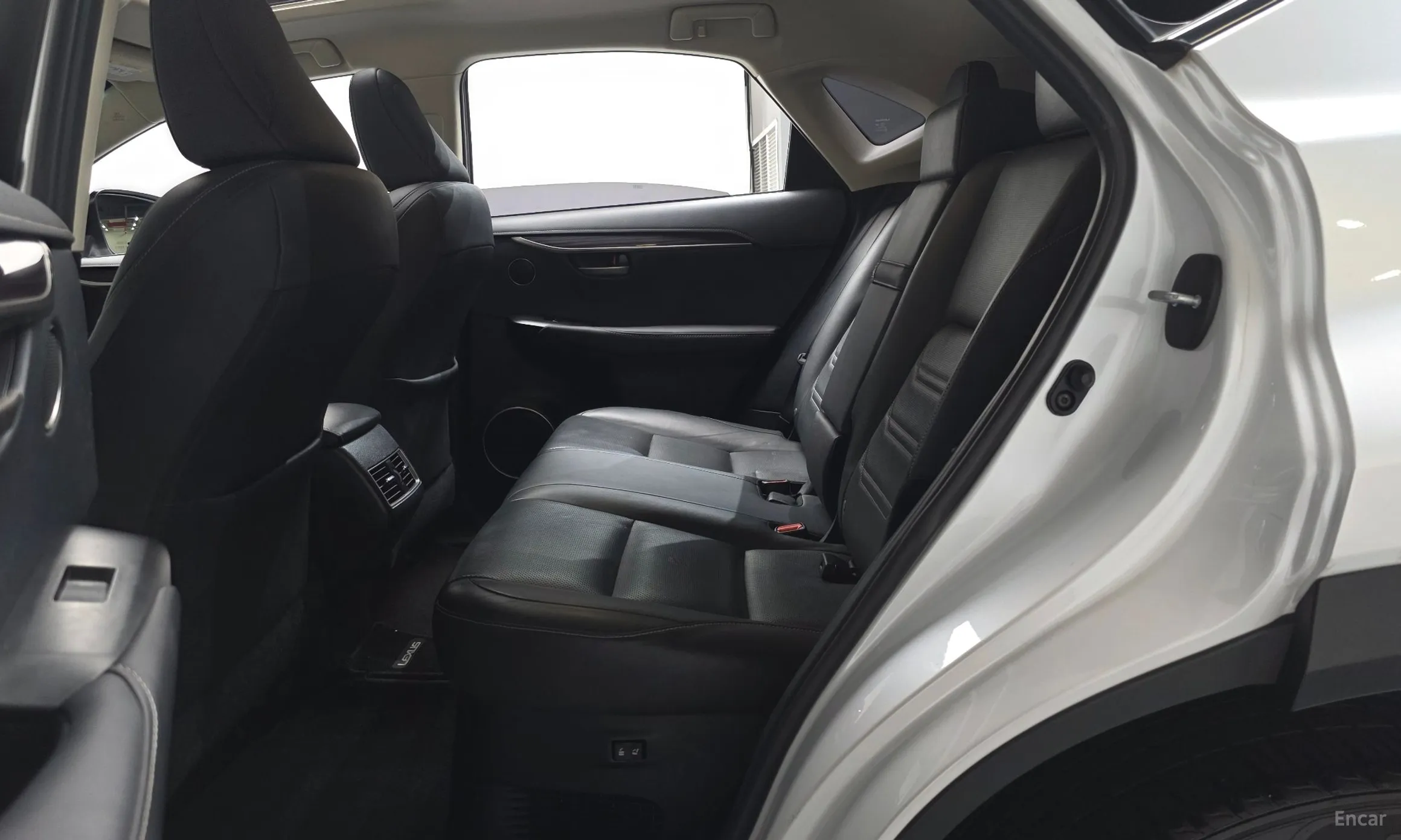 Lexus NX300h превью 12