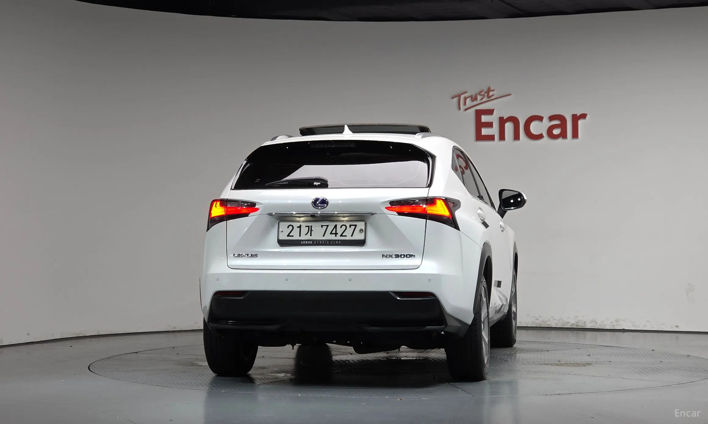 Lexus NX300h превью 4