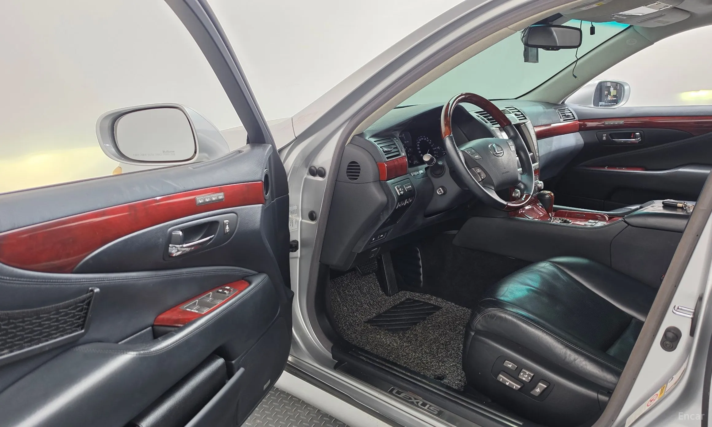 Lexus LS460 превью 10
