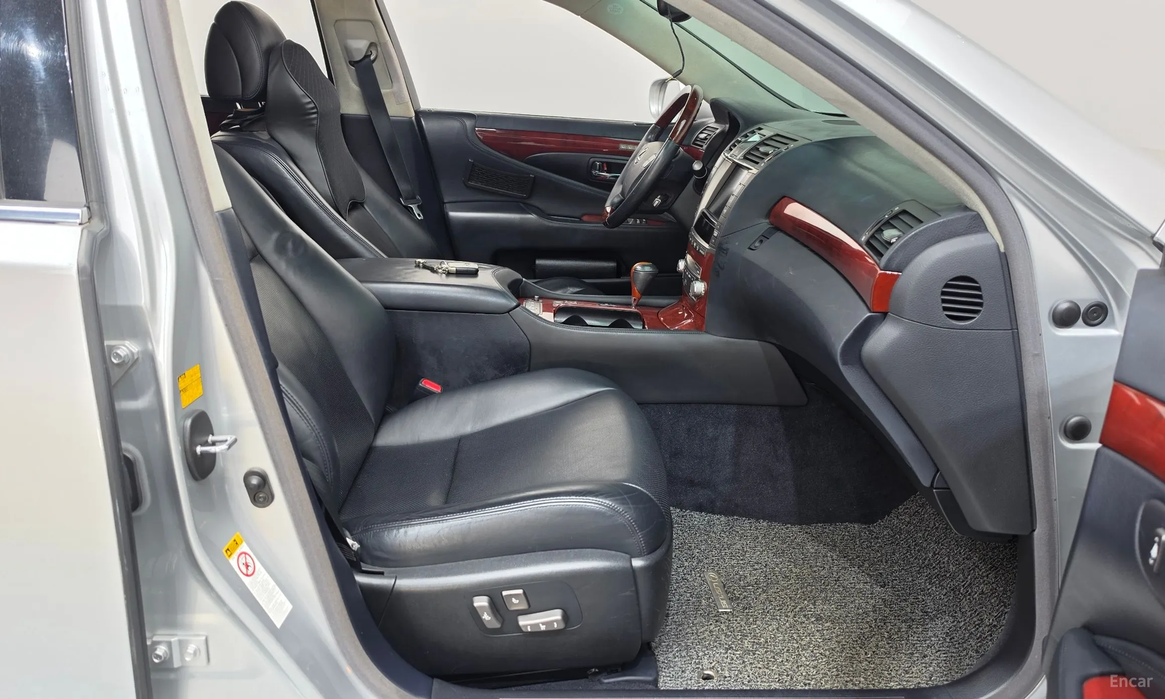 Lexus LS460 превью 11