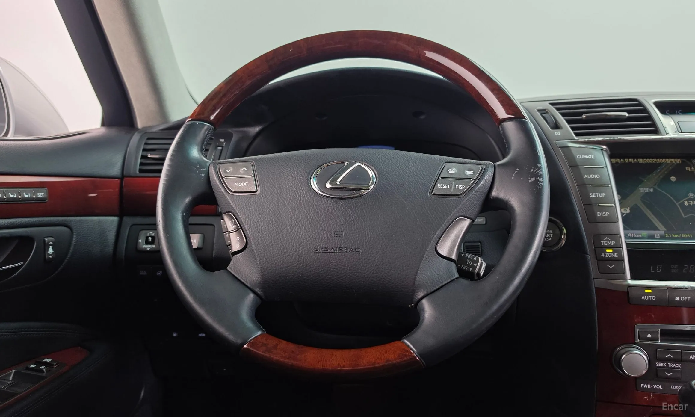Lexus LS460 превью 13
