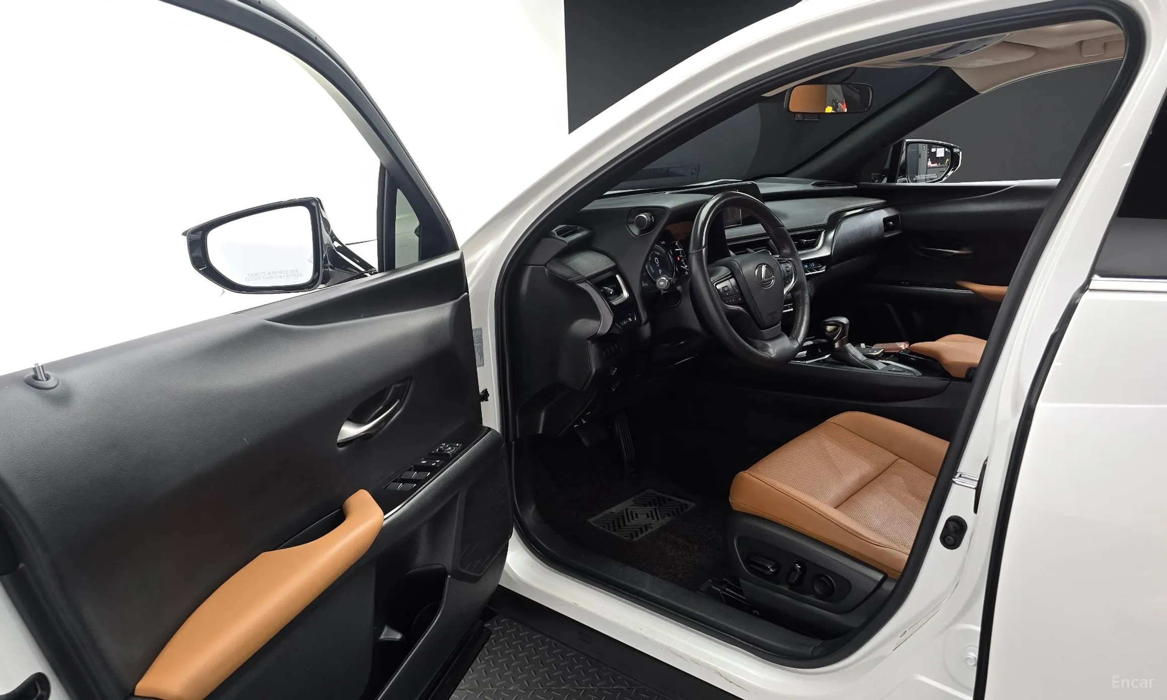Lexus UX250h превью 10
