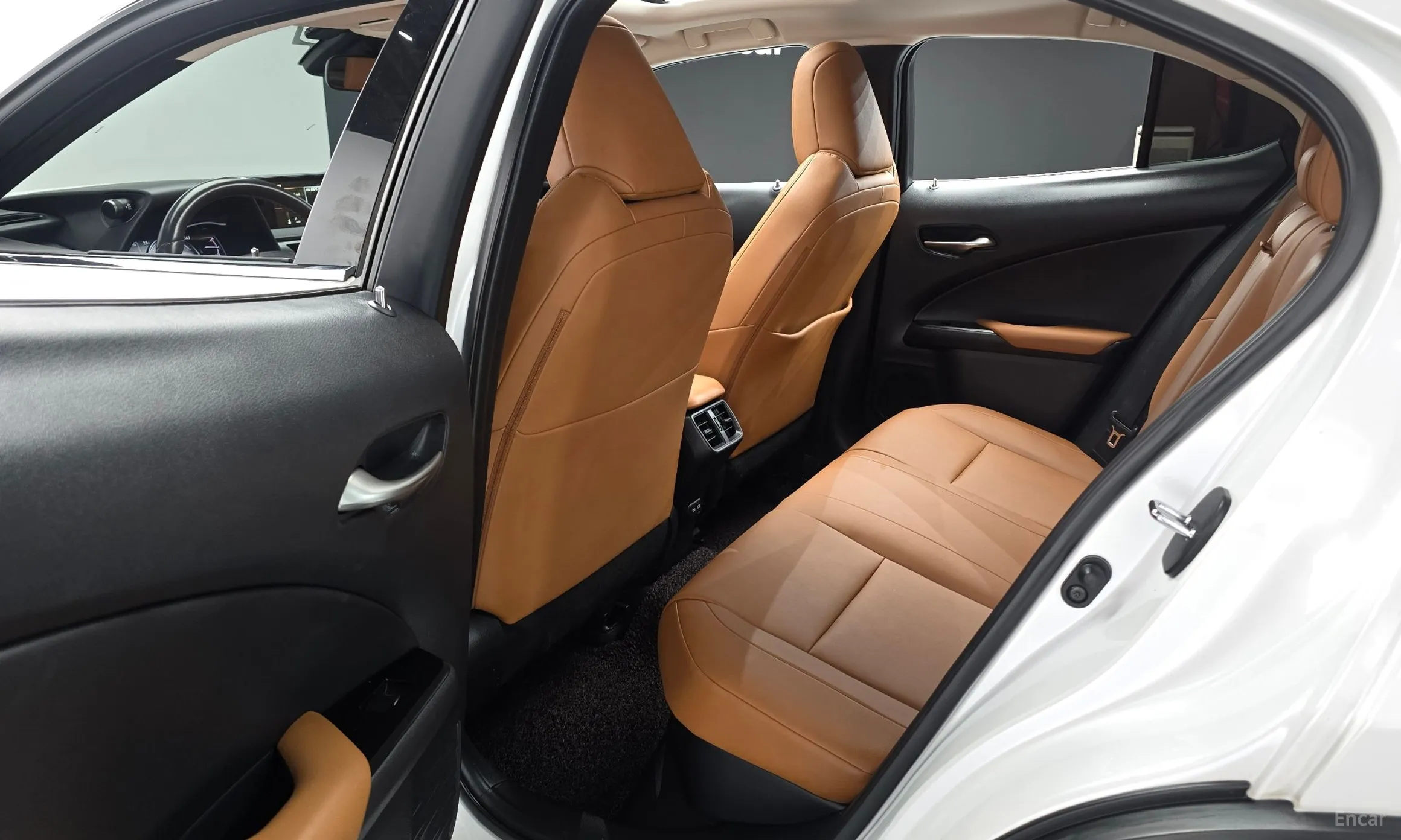 Lexus UX250h превью 11