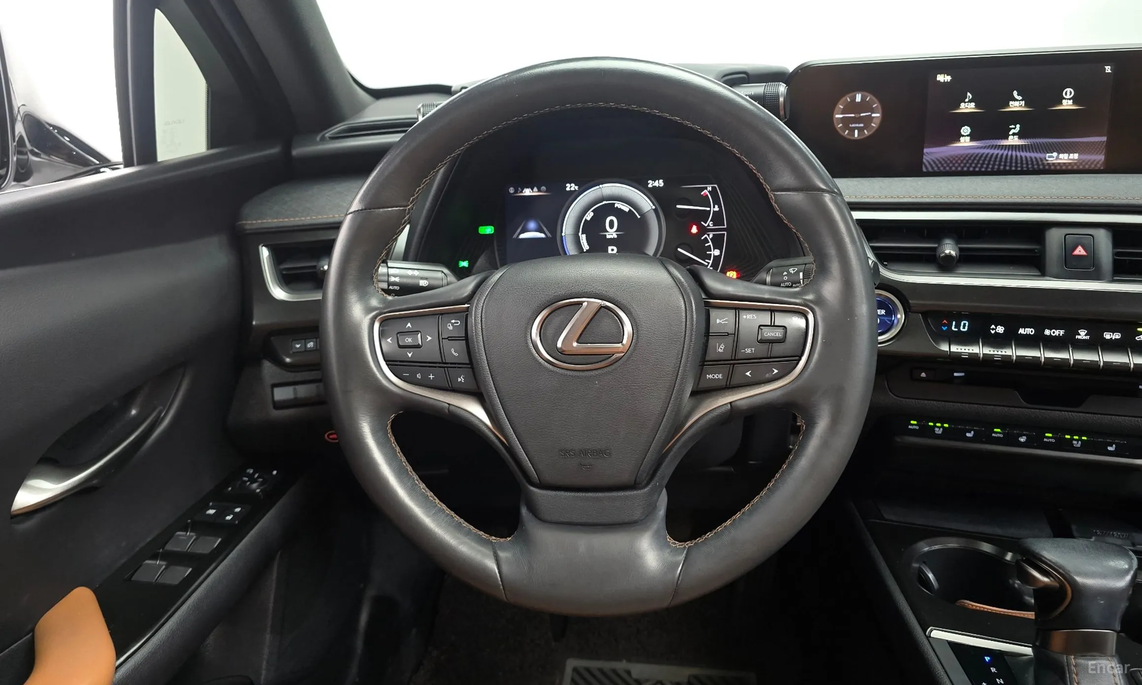 Lexus UX250h превью 12
