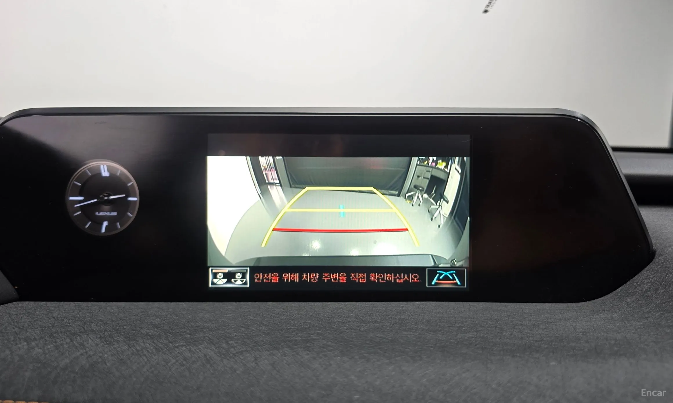 Lexus UX250h превью 14