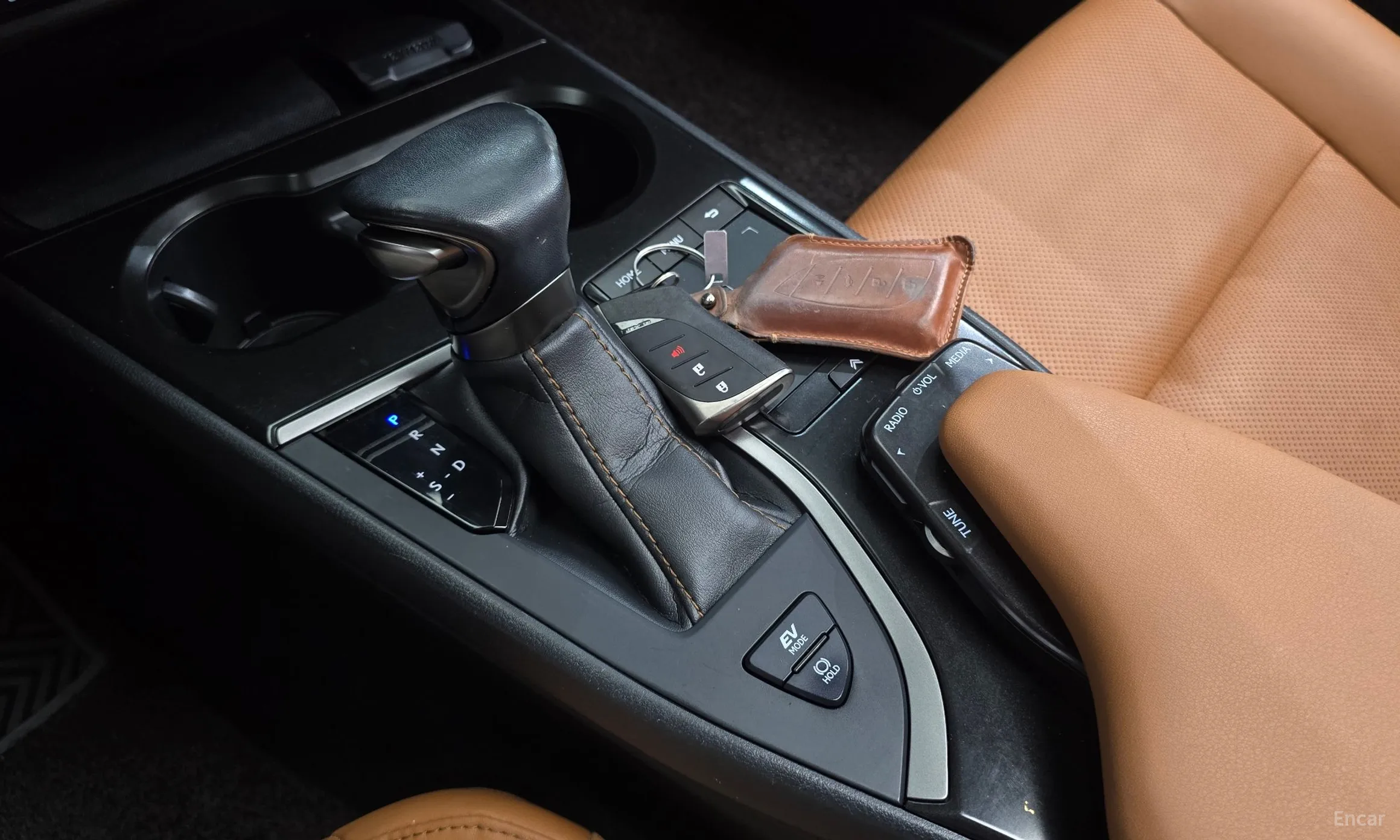 Lexus UX250h превью 9