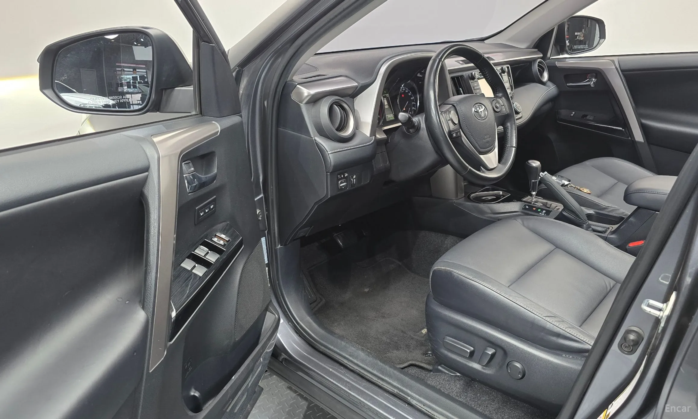 Toyota RAV4 превью 10