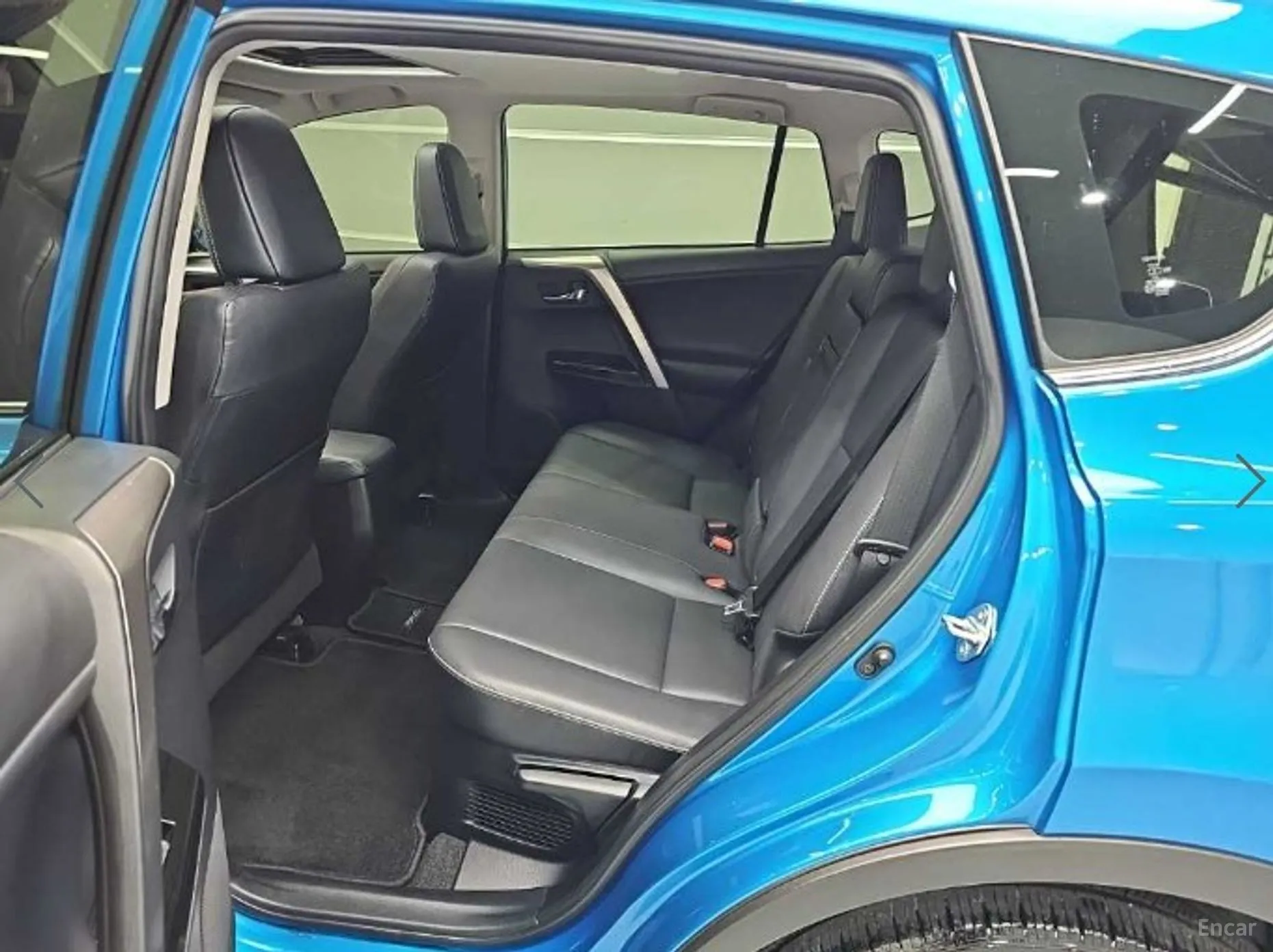 Toyota RAV4 превью 13