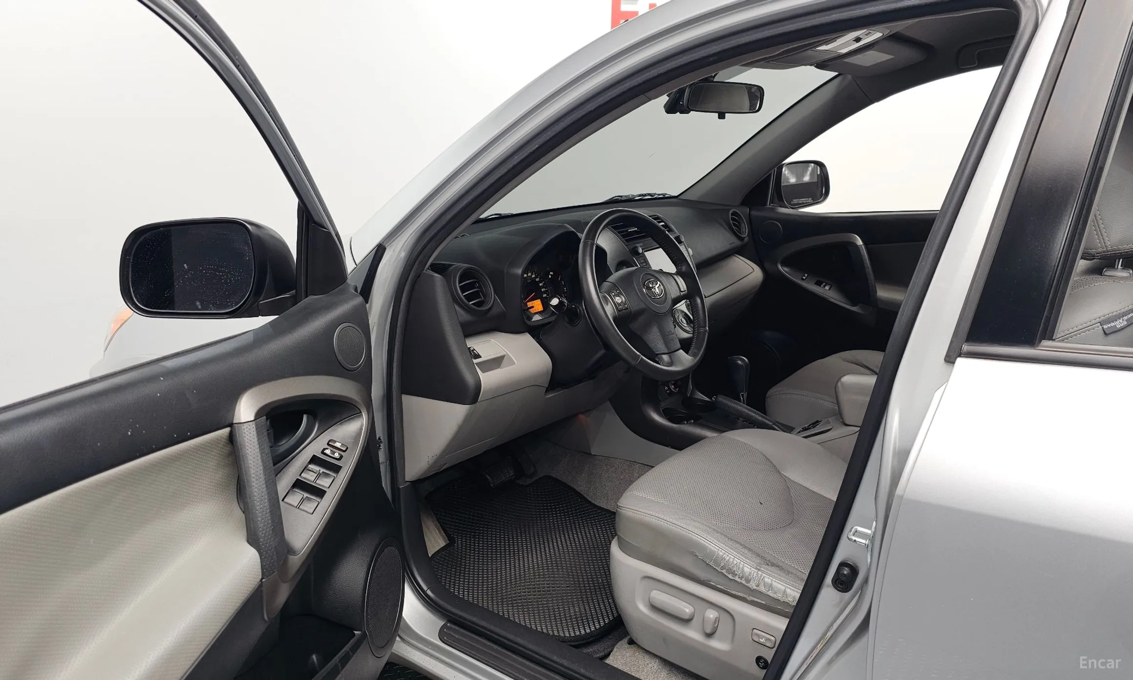 Toyota RAV4 превью 10