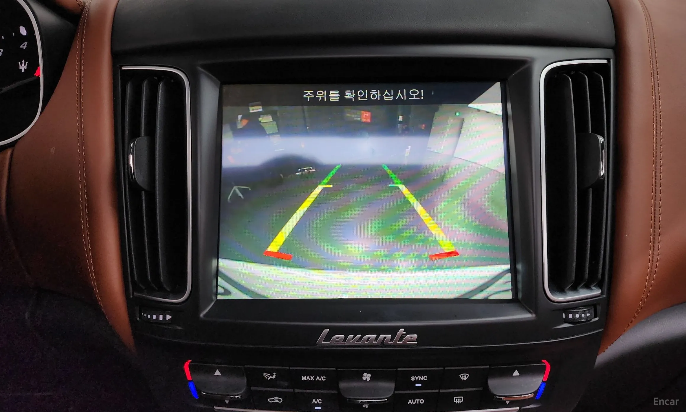 Maserati Levante превью 14
