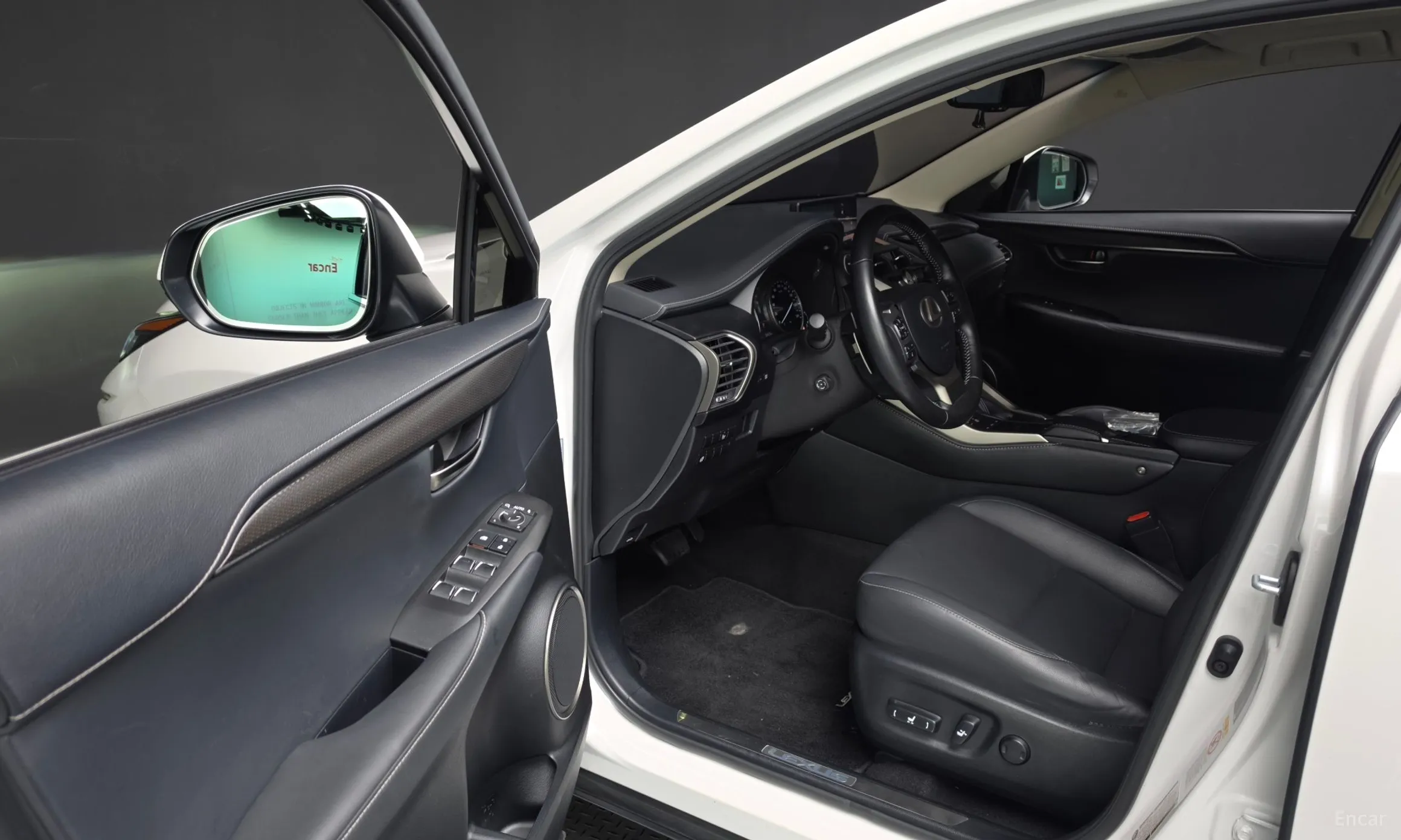 Lexus NX300h превью 10